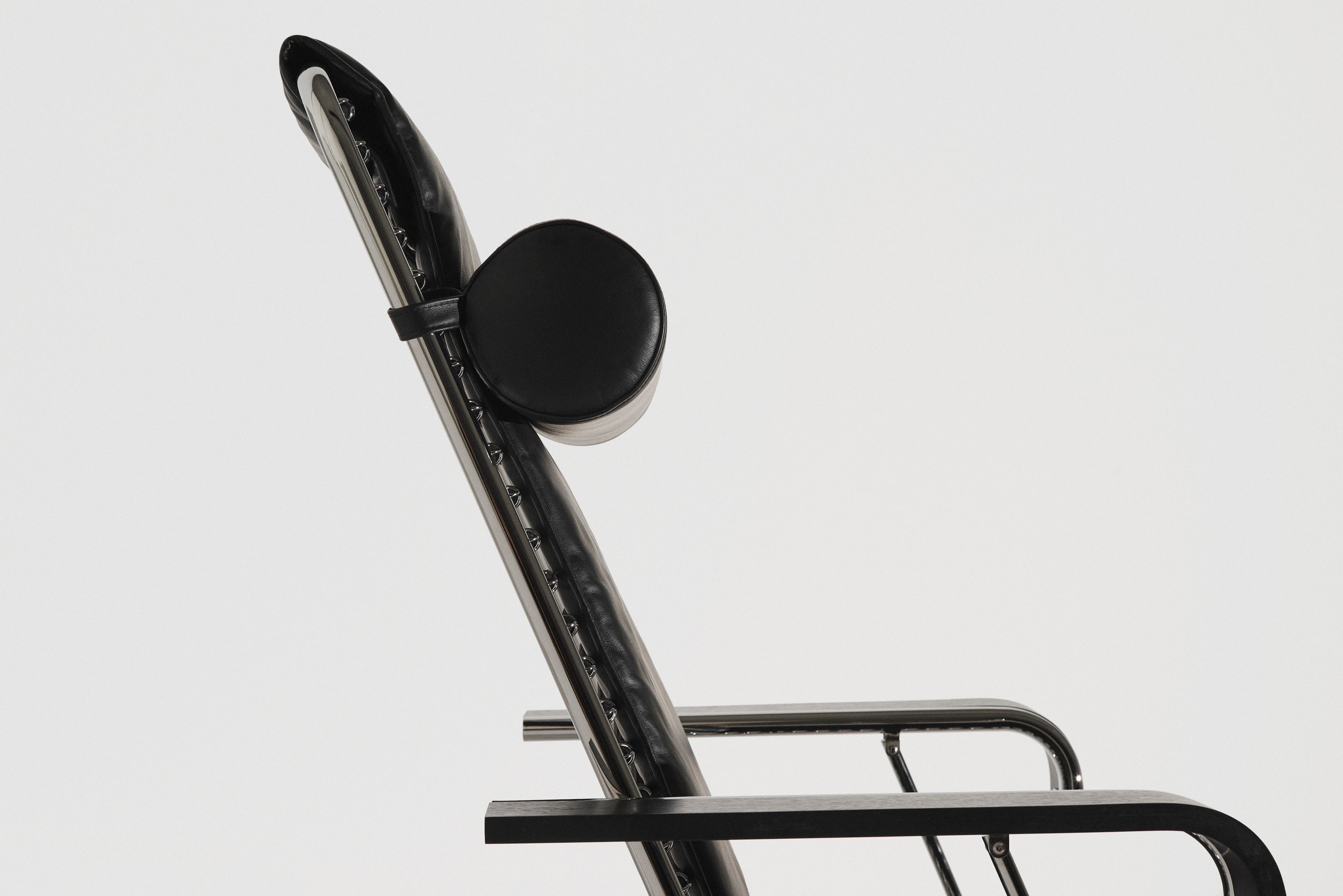 SANDOWS N°114 Black Daybed with Steel Base