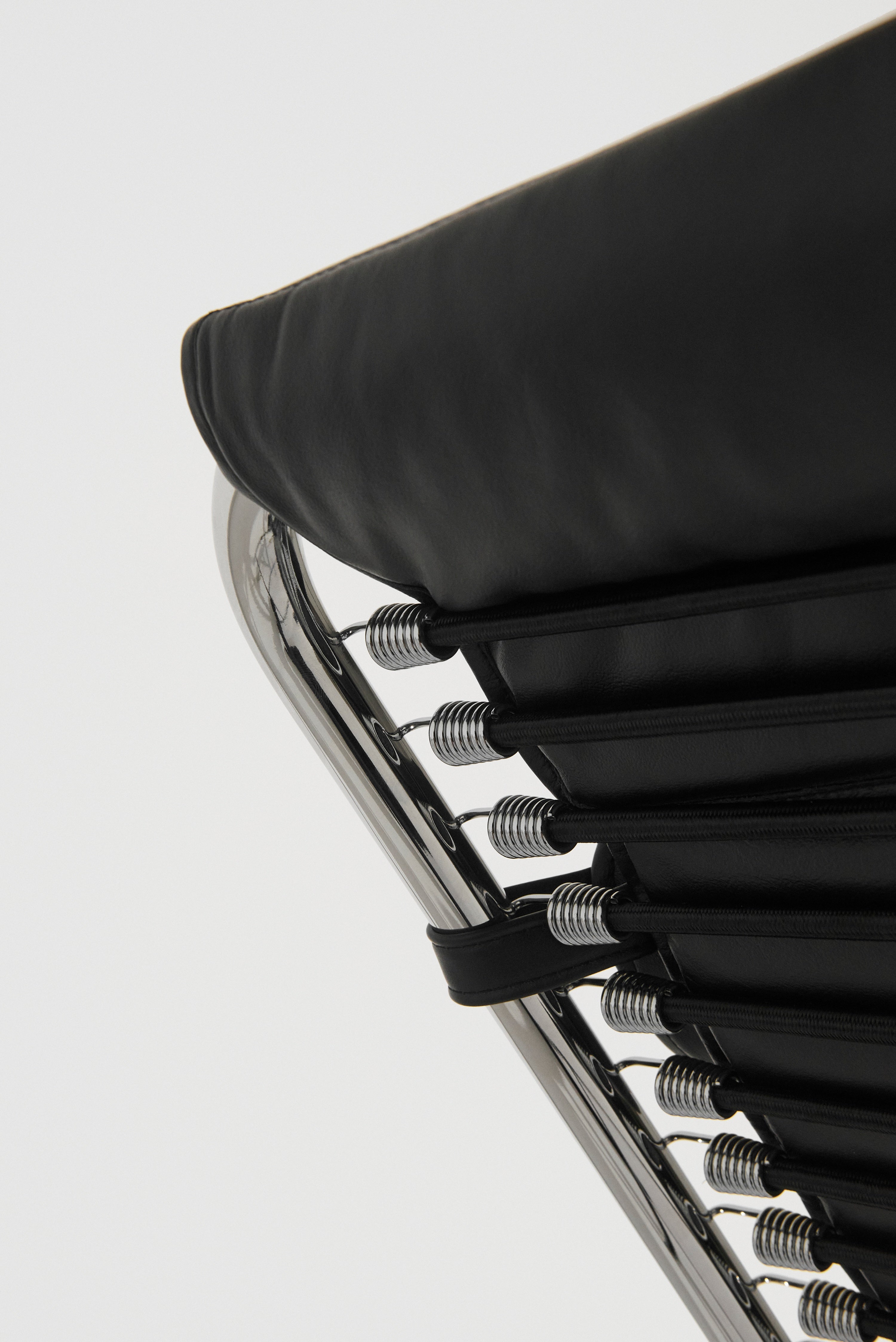 SANDOWS N°114 Black Daybed with Steel Base
