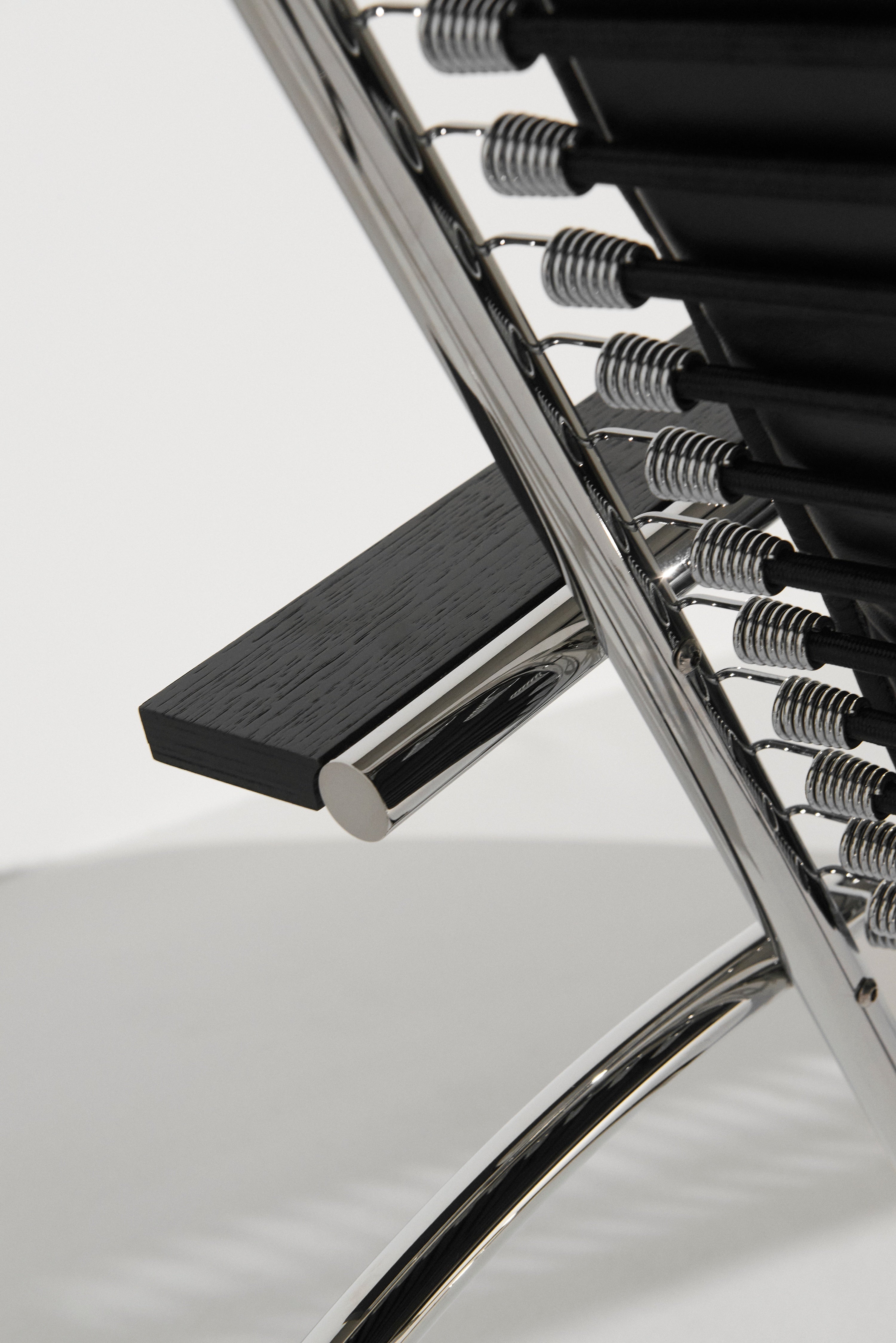 SANDOWS N°114 Black Daybed with Steel Base