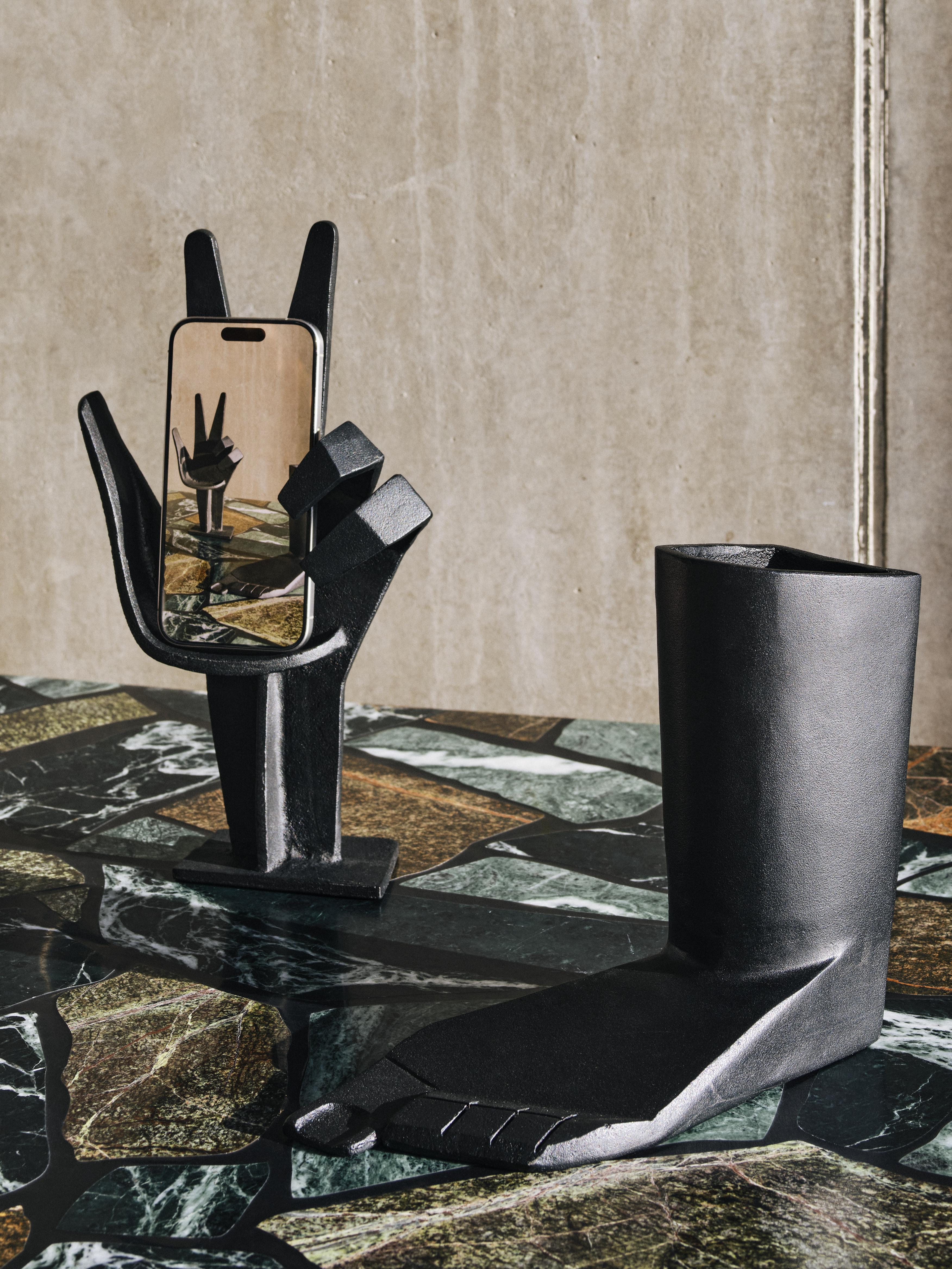 CAST HAND Black Stand