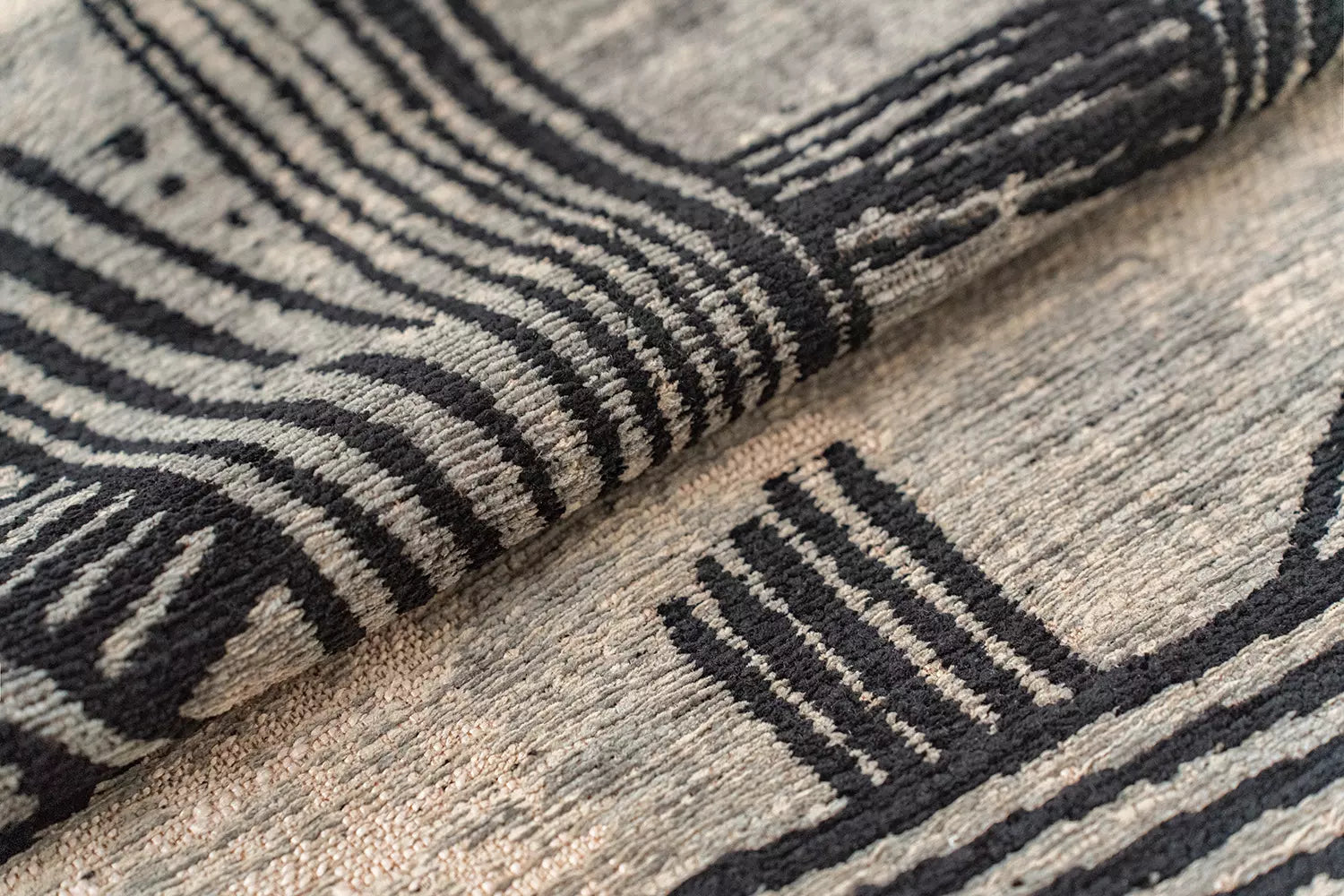 Oval rug KANJI gray-beige with black