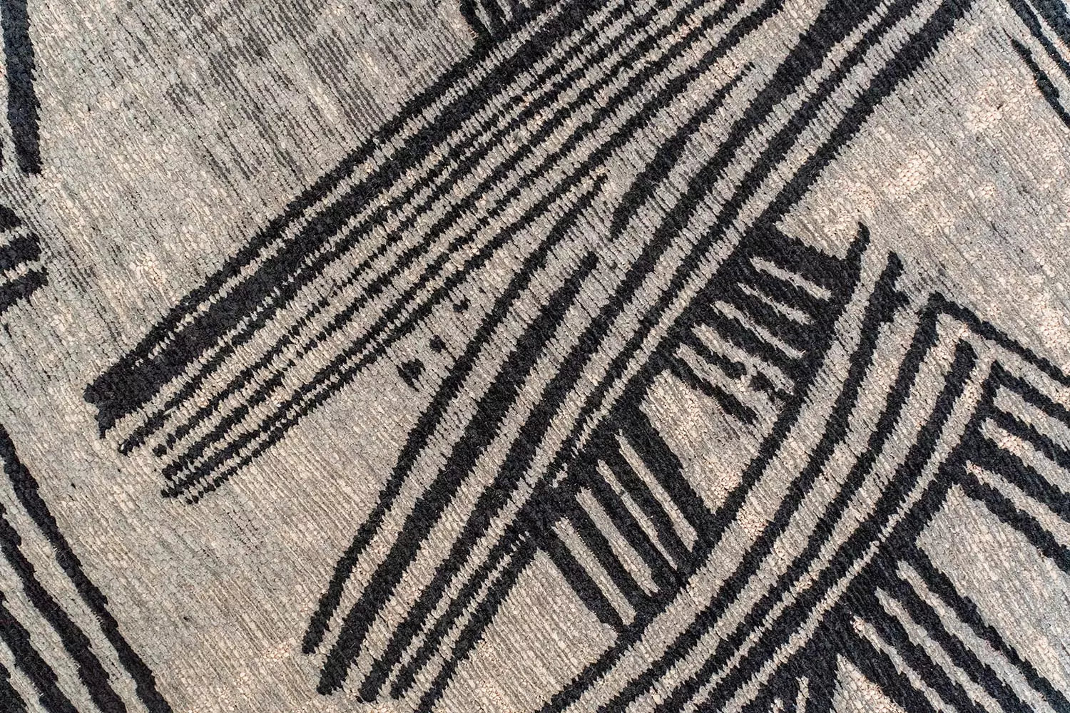 Oval rug KANJI gray-beige with black