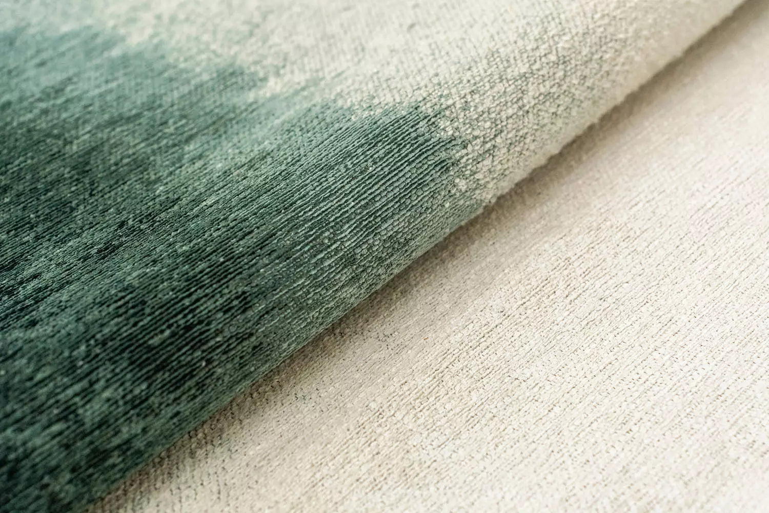 DROP rug white with dark green