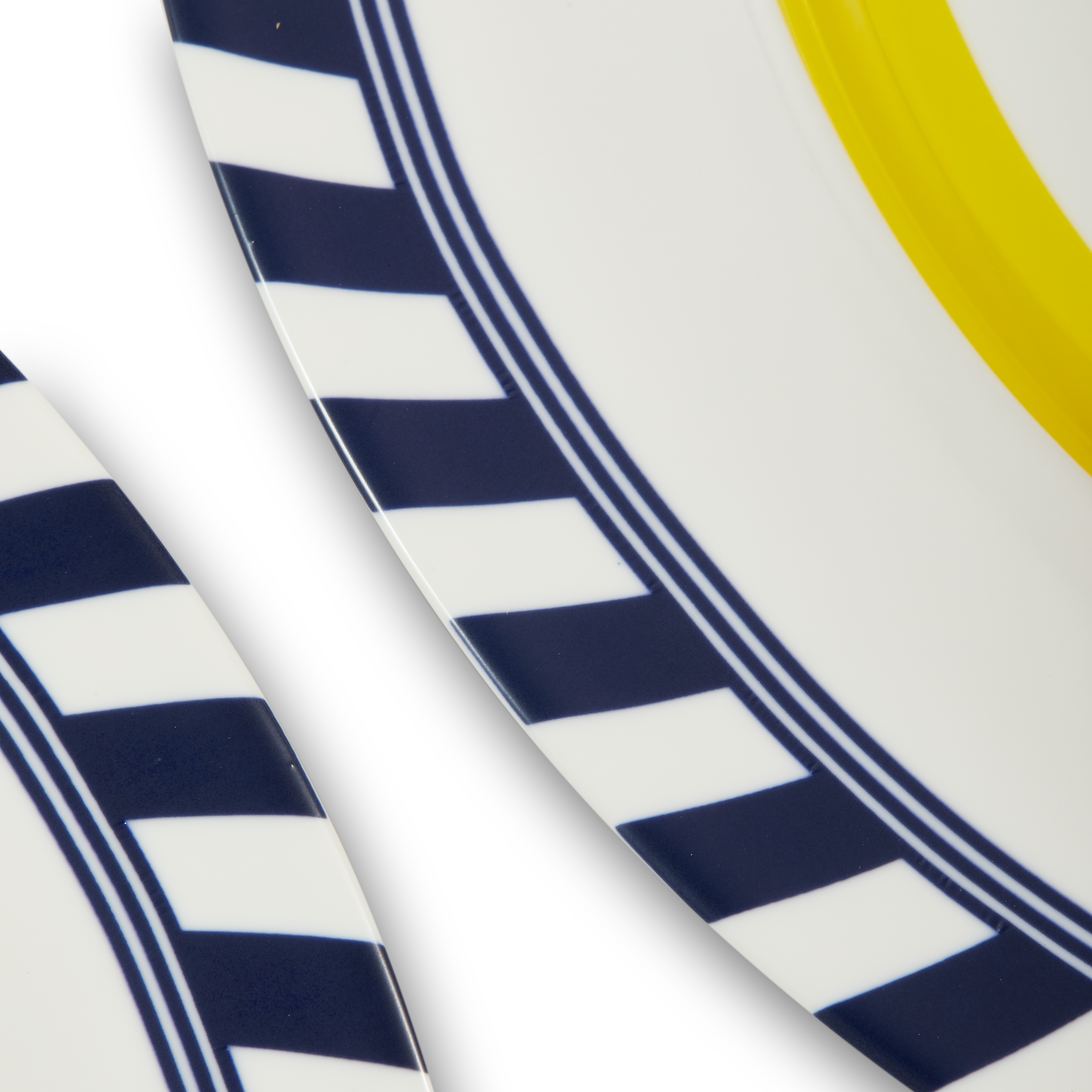 Set von Tellern VOGELMUSTER weiß mit Gelb und Blau