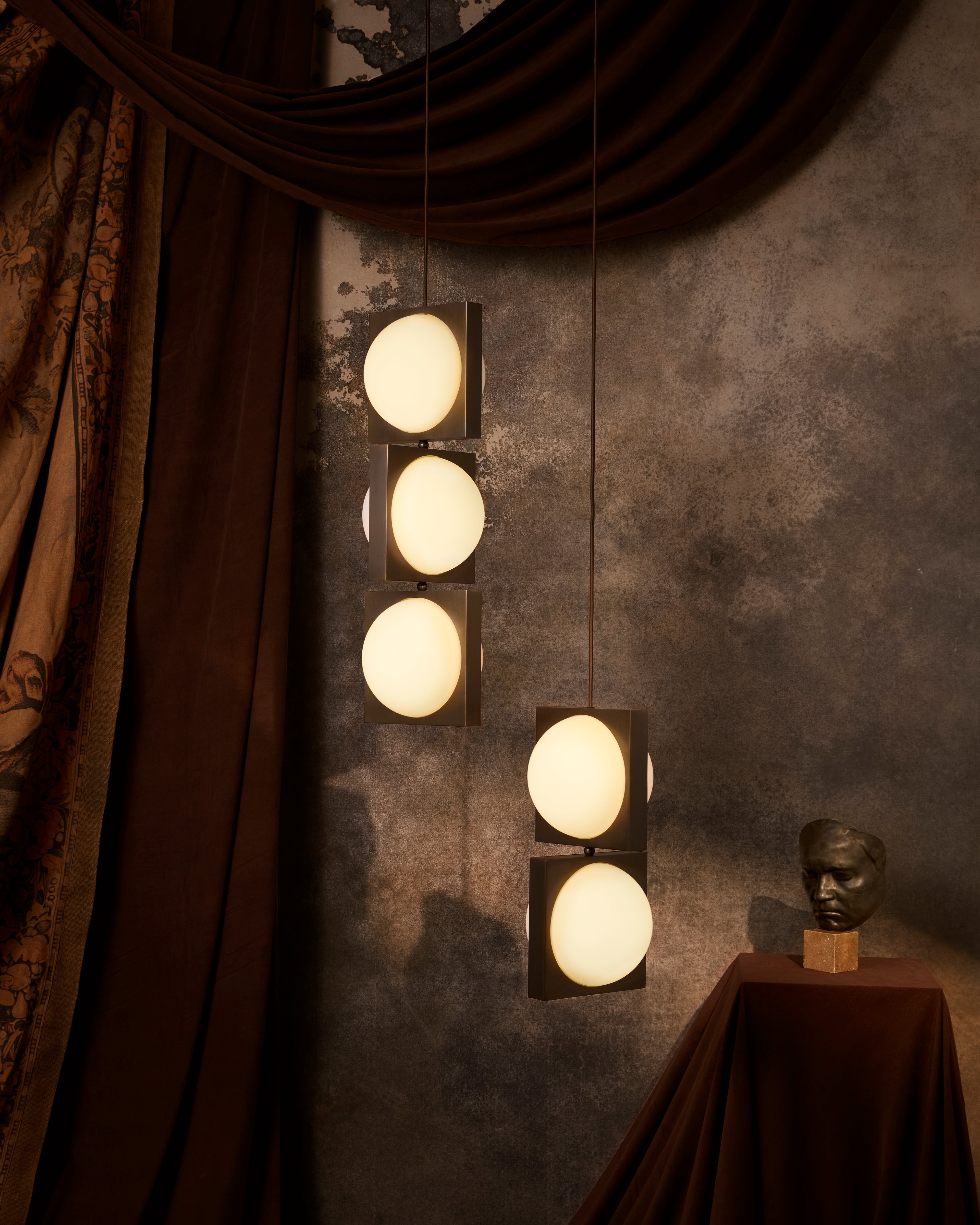 Lampa wisząca SOLSTICE DUO opalowy klosz z mosiądzem