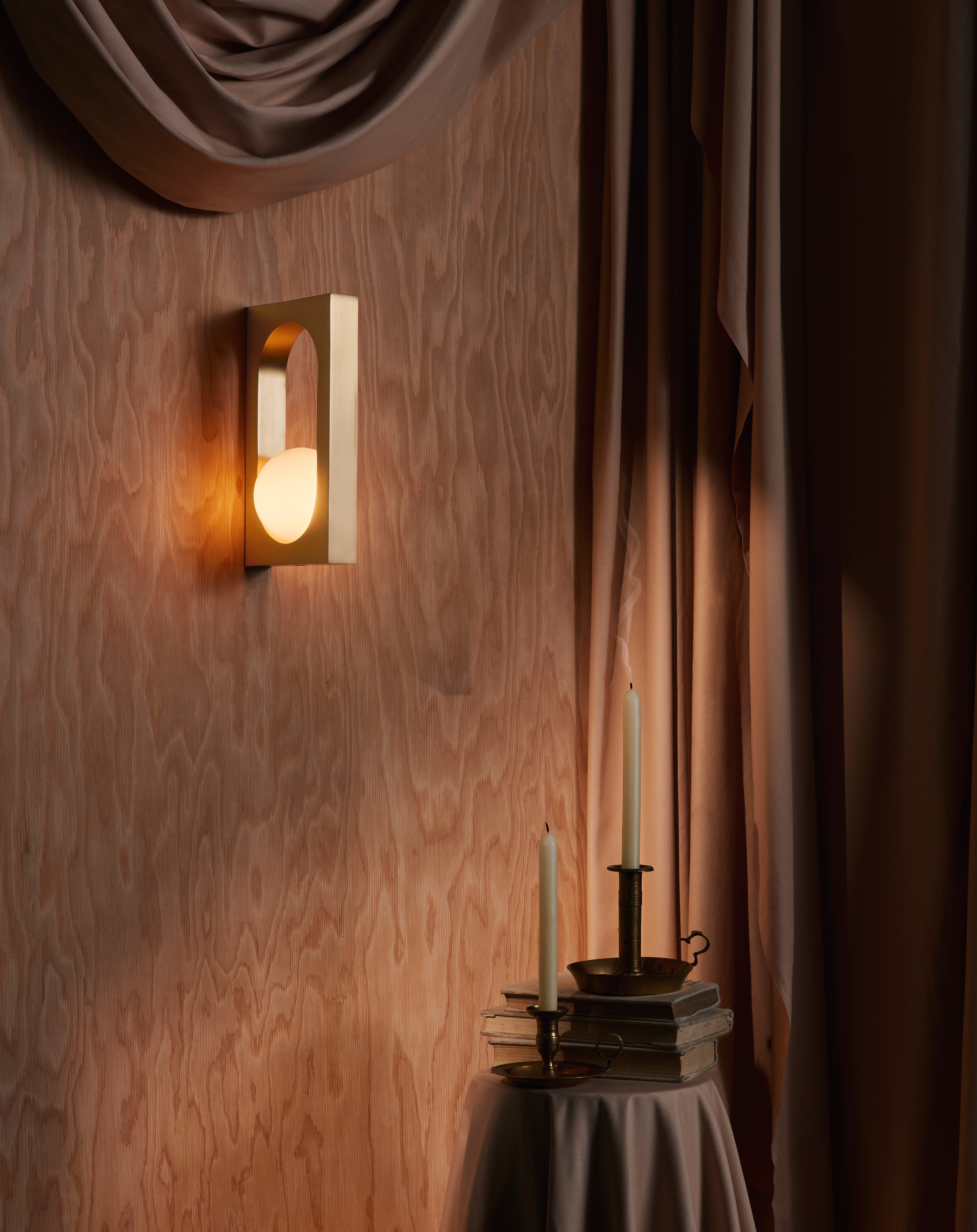 MYTHOS wall lamp with an opal shade and brass accents.