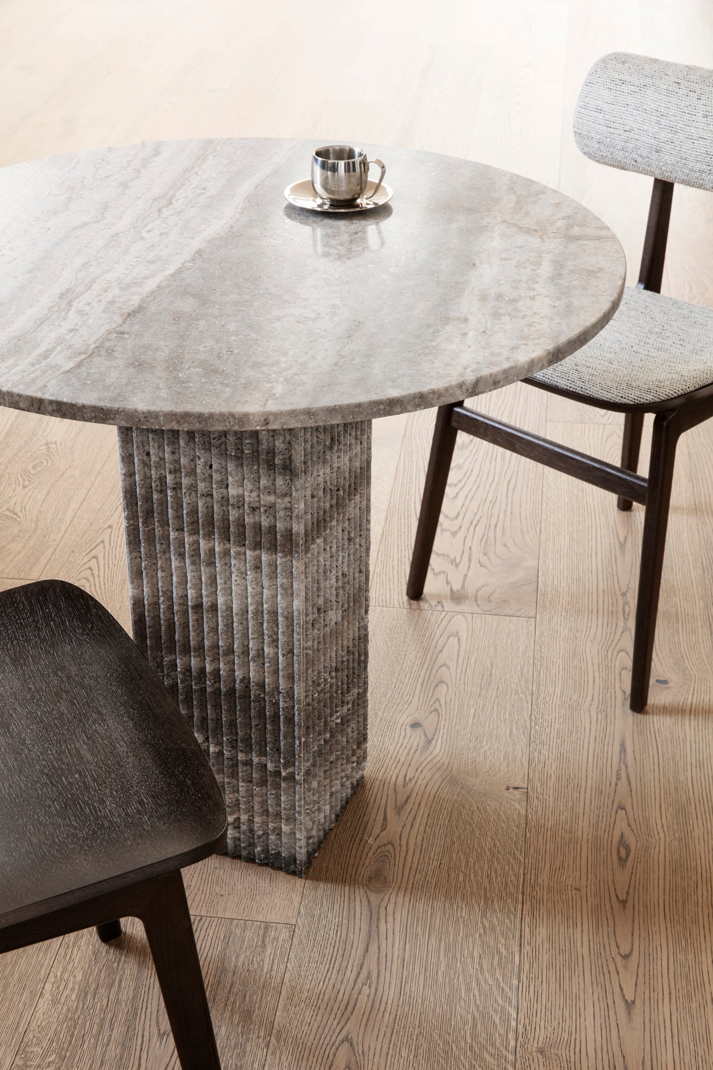 SOHO round table gray travertine