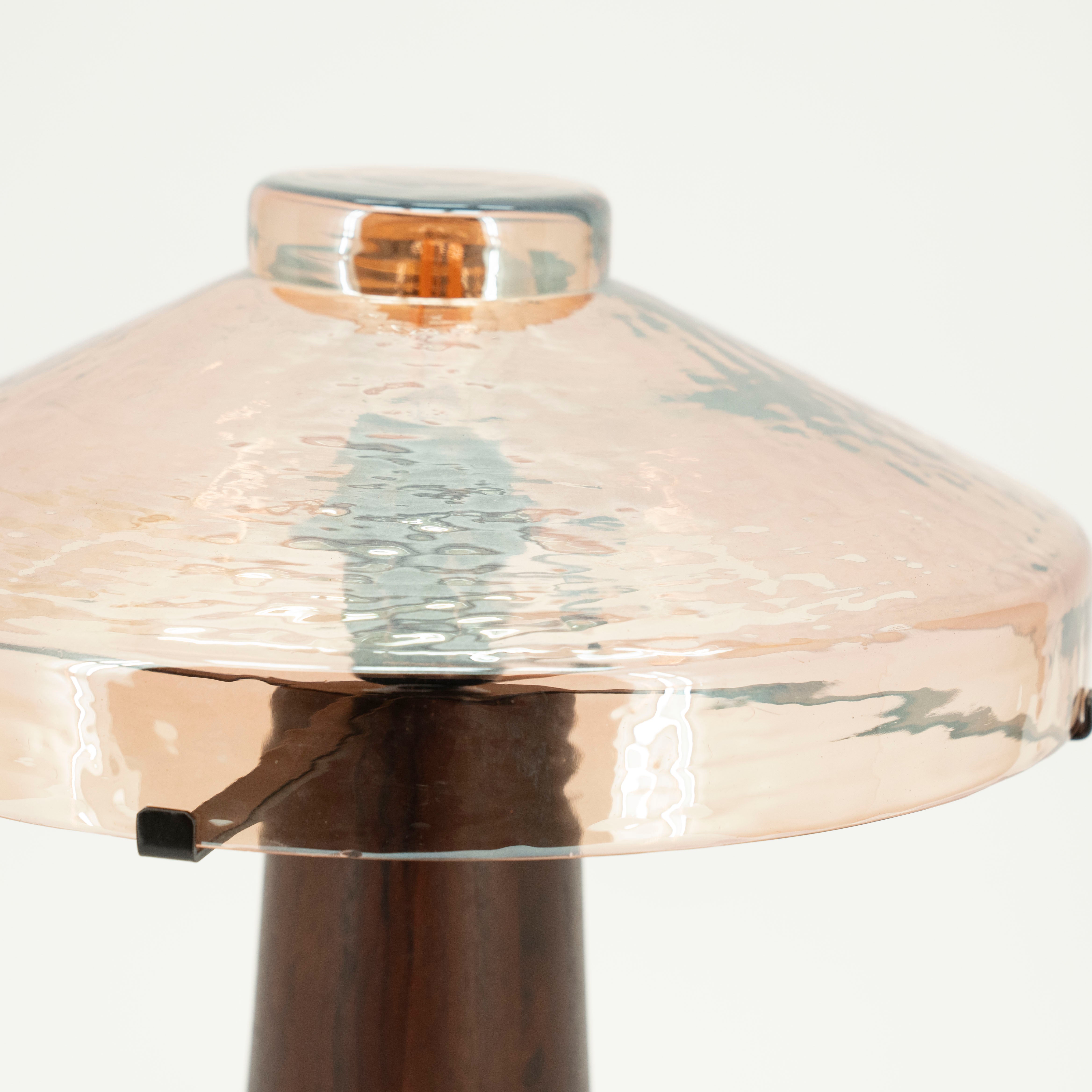Tischlampe DOME mit Holzfuß und Glasschirm
