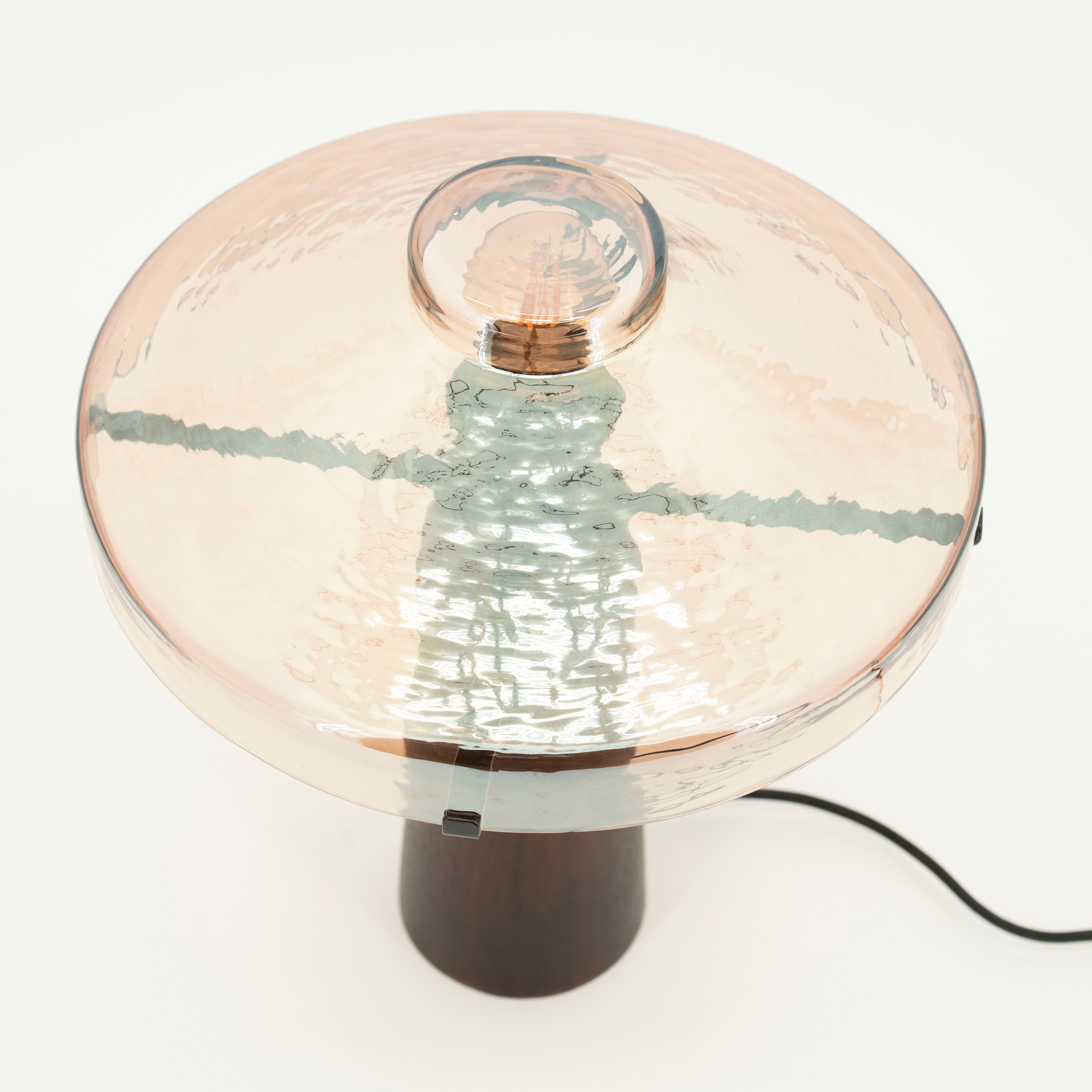 Tischlampe DOME mit Holzfuß und Glasschirm