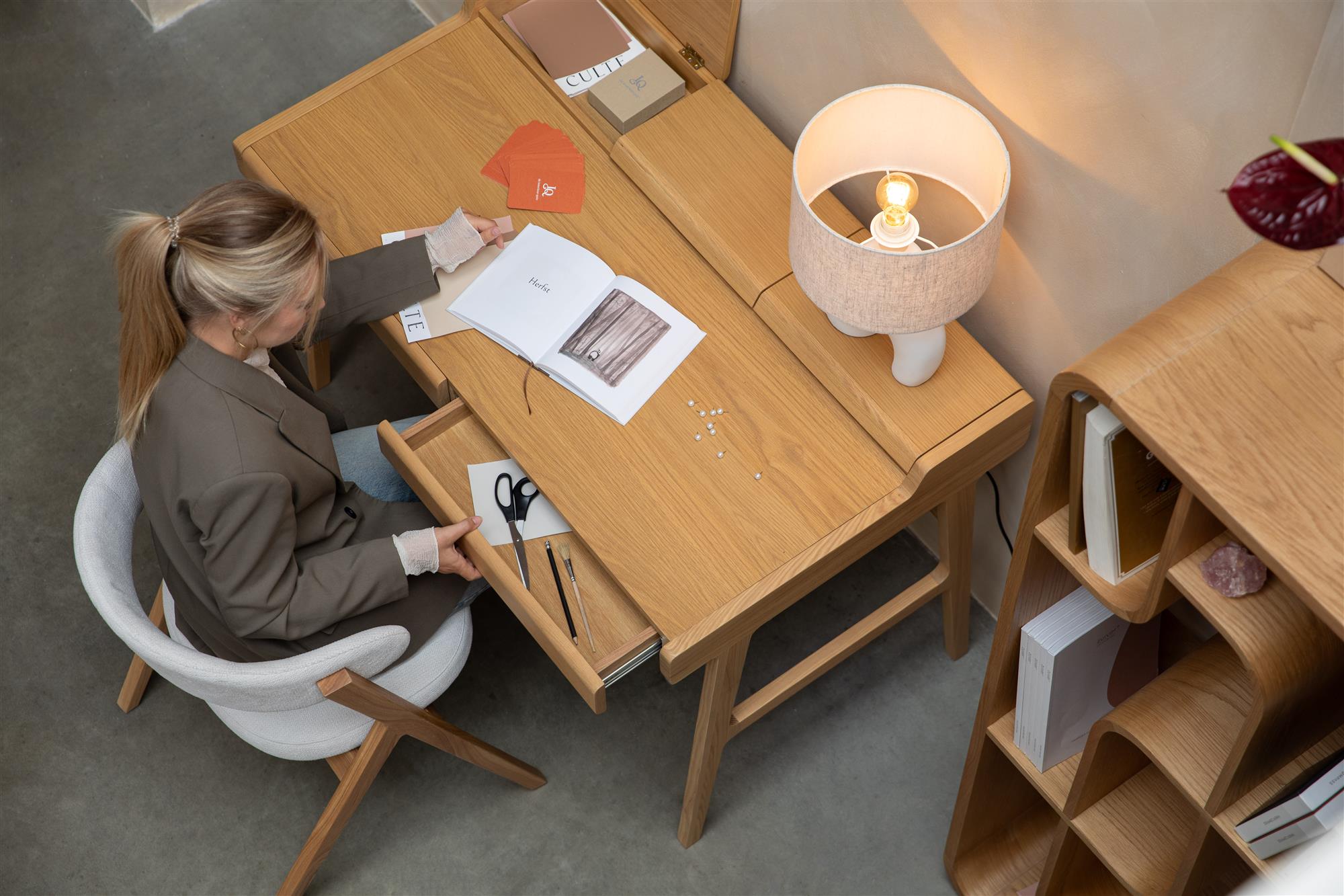 Biurko KAAT fornir orzechowy – styl nowoczesny