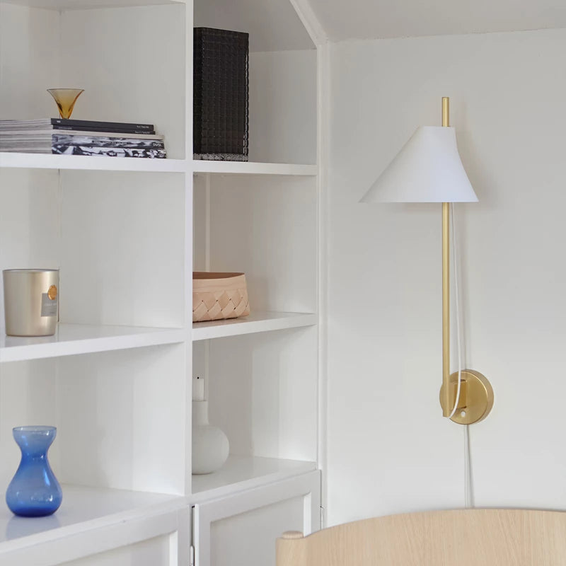 Lampa ścienna YUH biały z mosiężną podstawą