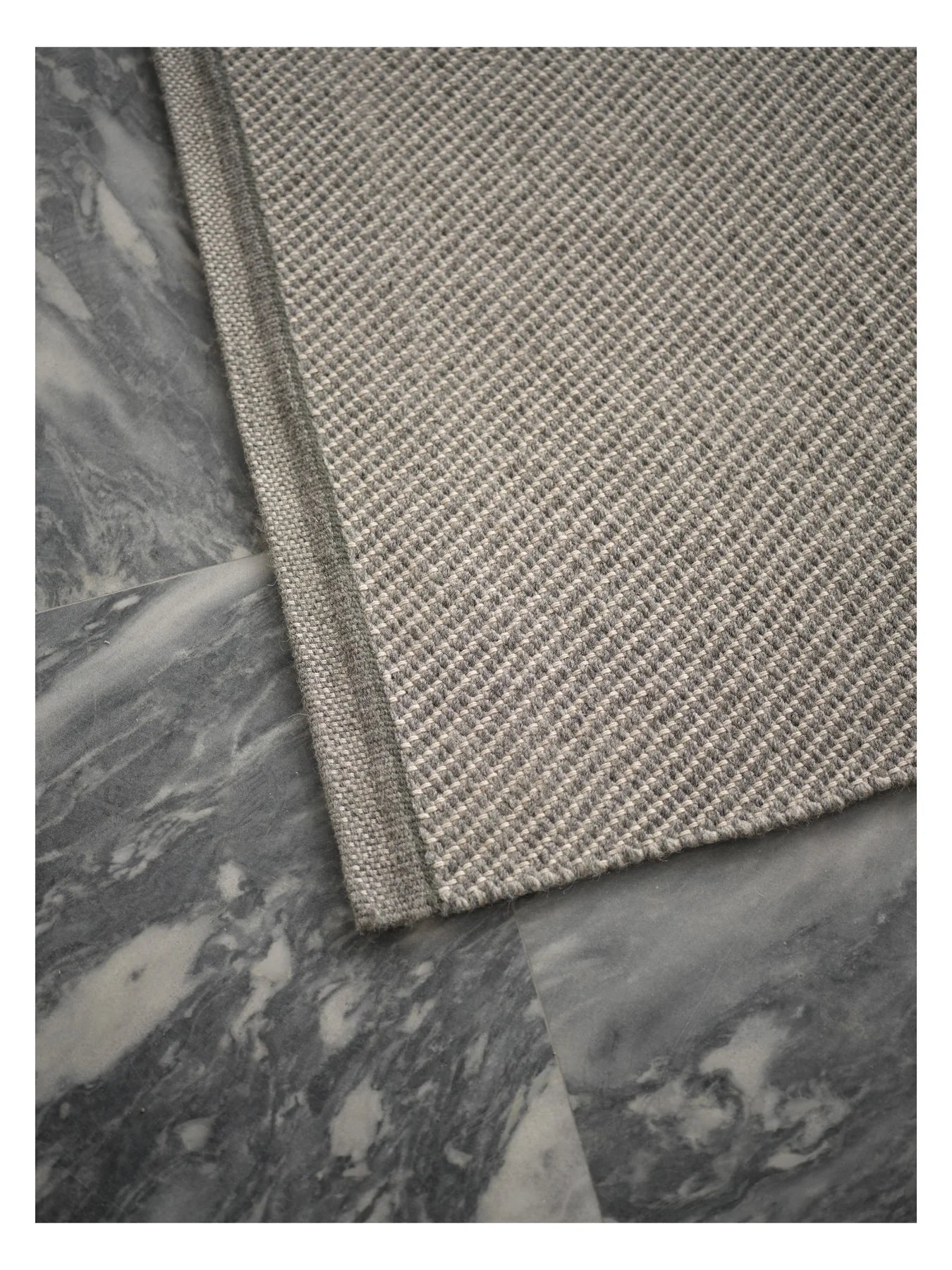 Teppich DAWN LIGHT grau mit grünem Streifen