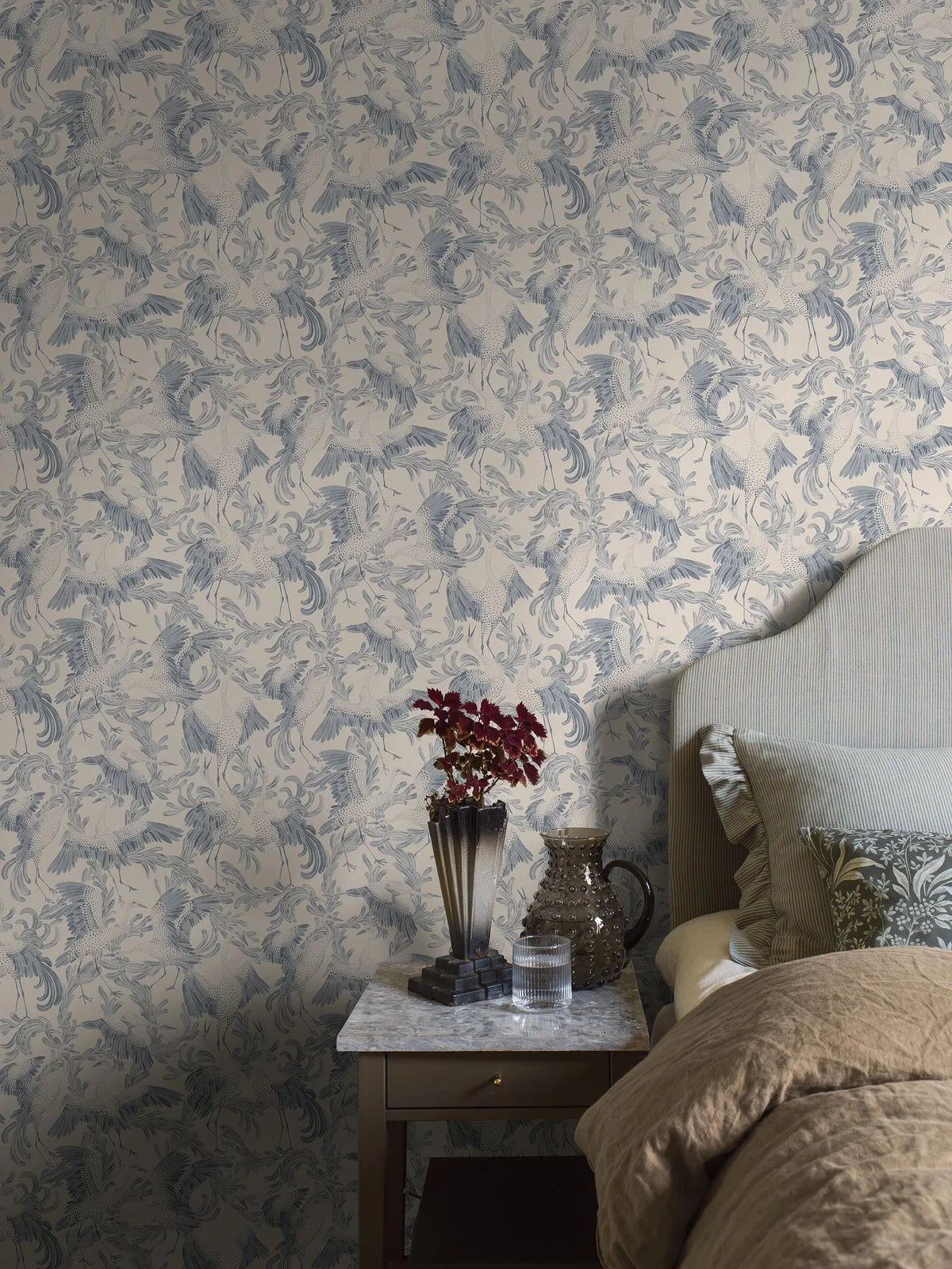 DANCING CRANE Cream Wallpaper with Bird Animal Motif in Blue