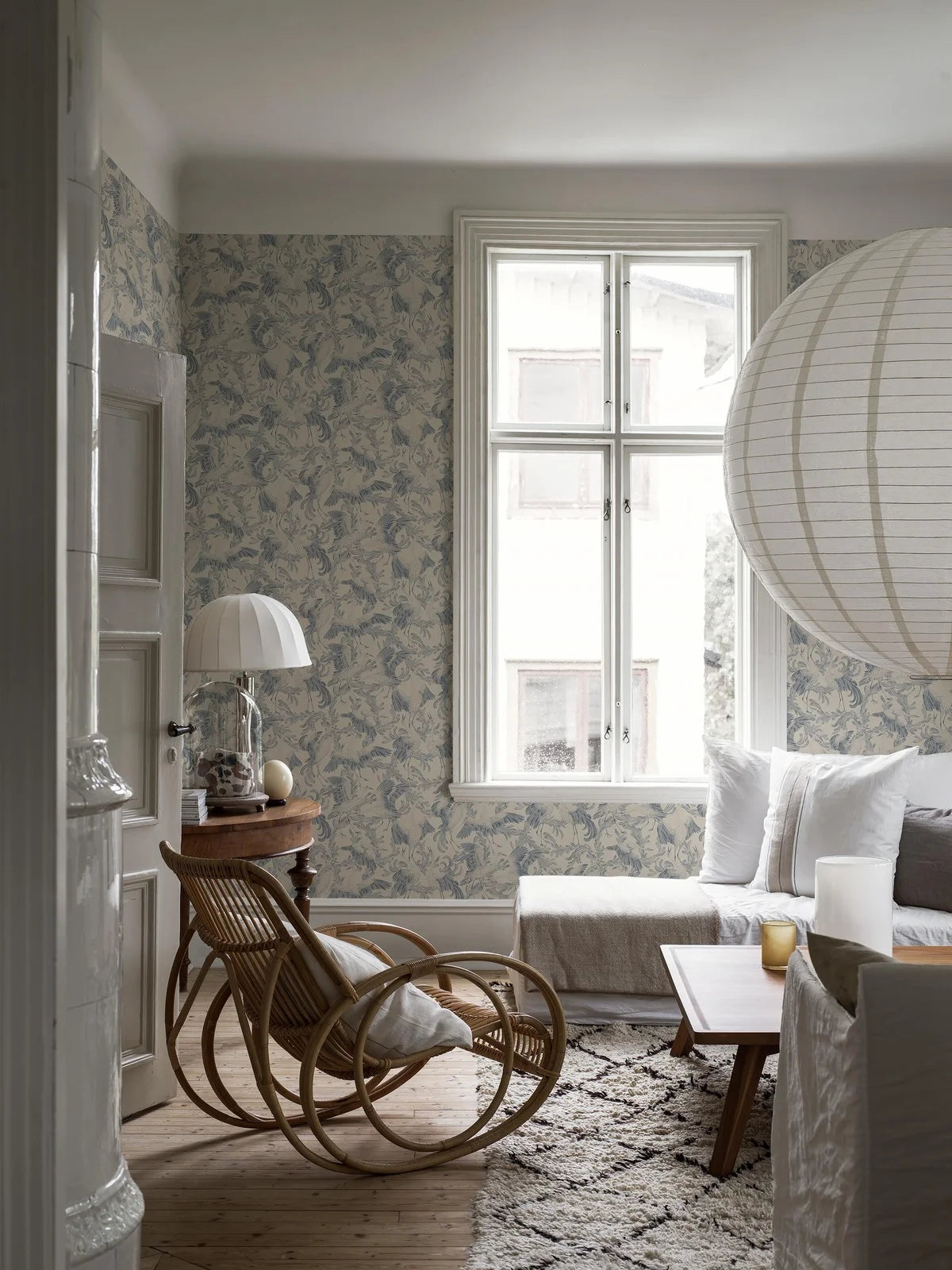 DANCING CRANE Cream Wallpaper with Bird Animal Motif in Blue