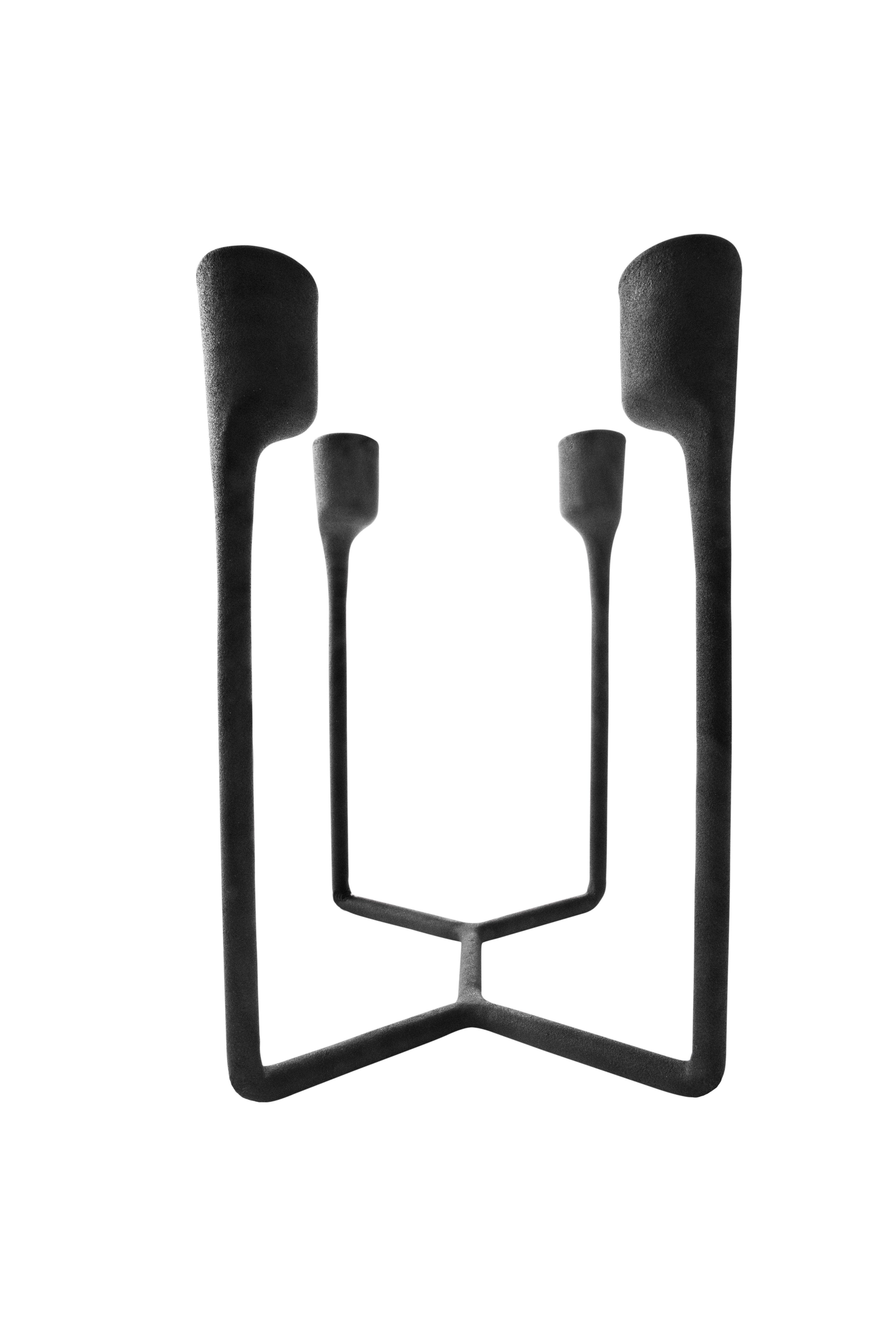 Vierarmiger HEIMA CANDLESTICK Kerzenhalter aus schwarzem Gusseisen
