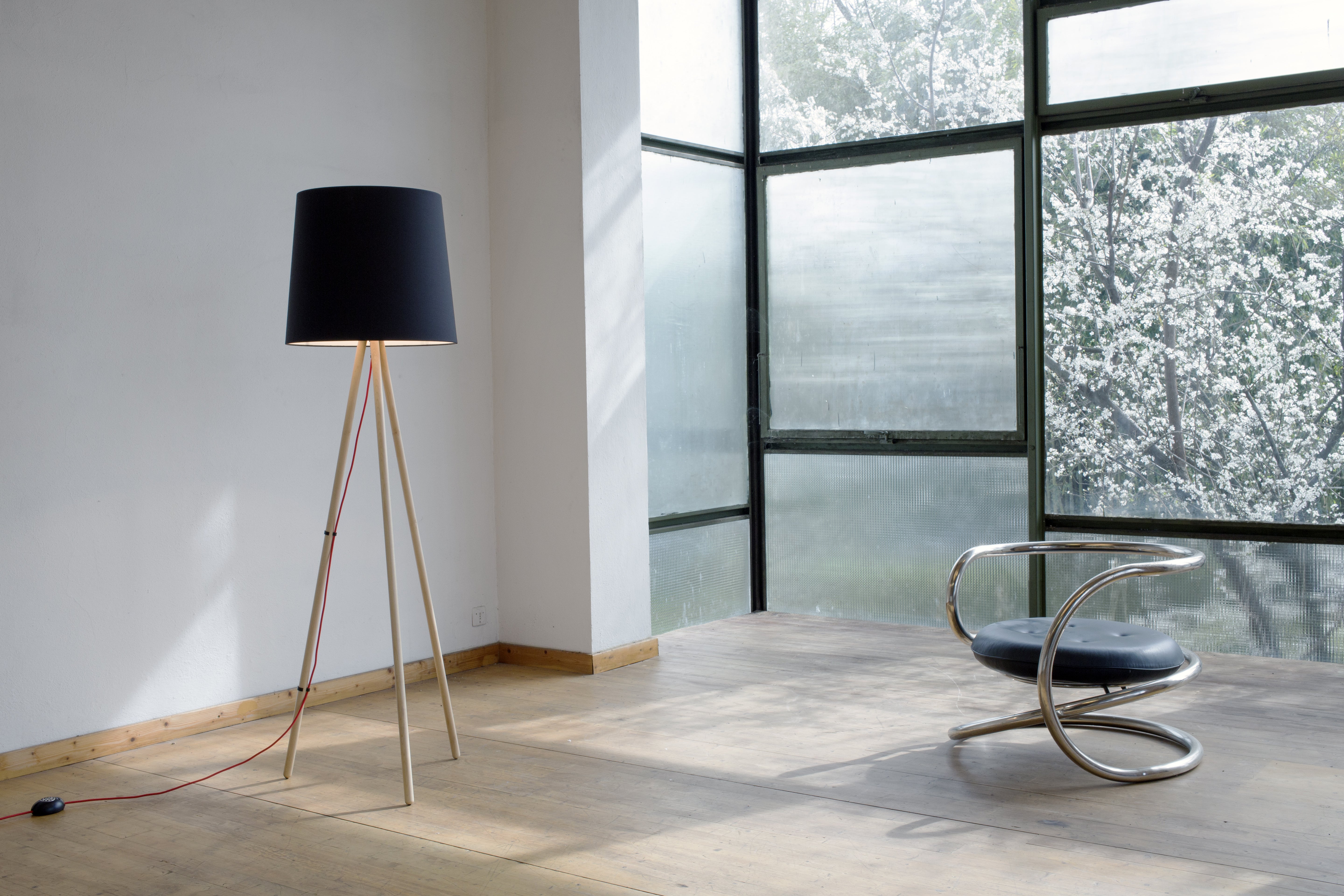 Lampa podłogowa EVA biały klosz z aluminiową podstawą