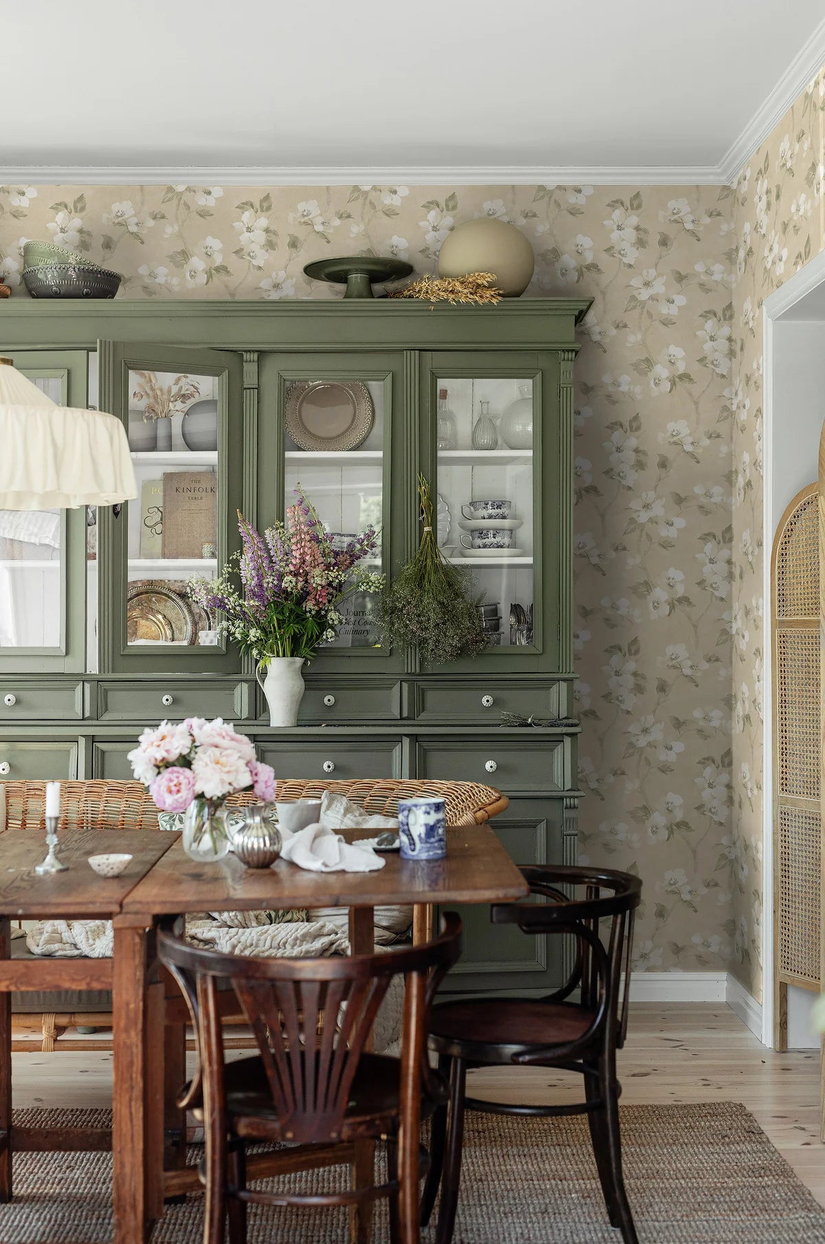 HELEN'S FLOWER wallpaper with a floral pattern in muted yellow and white