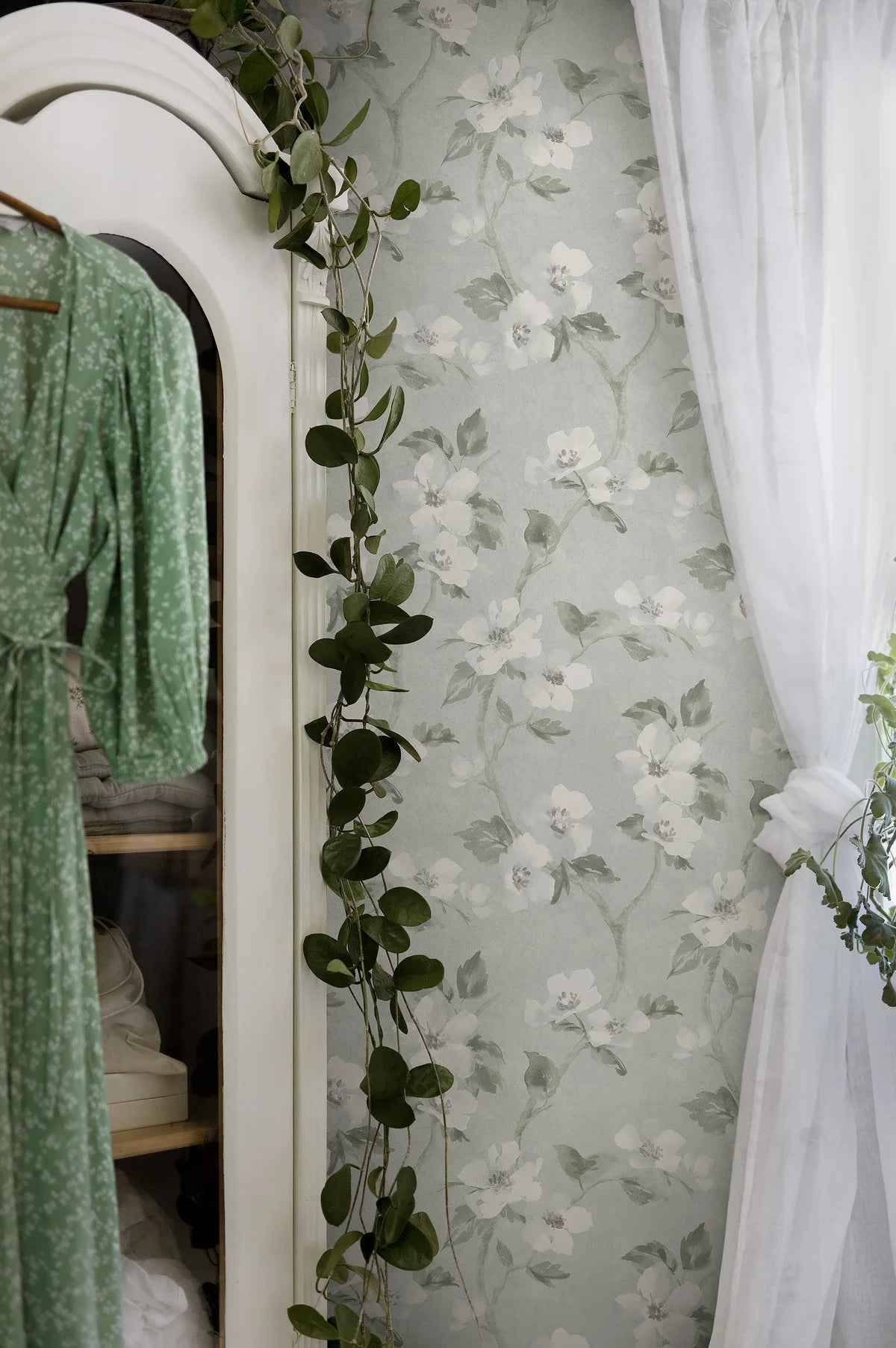 HELEN'S FLOWER Gray-Green Floral Pattern Wallpaper with White