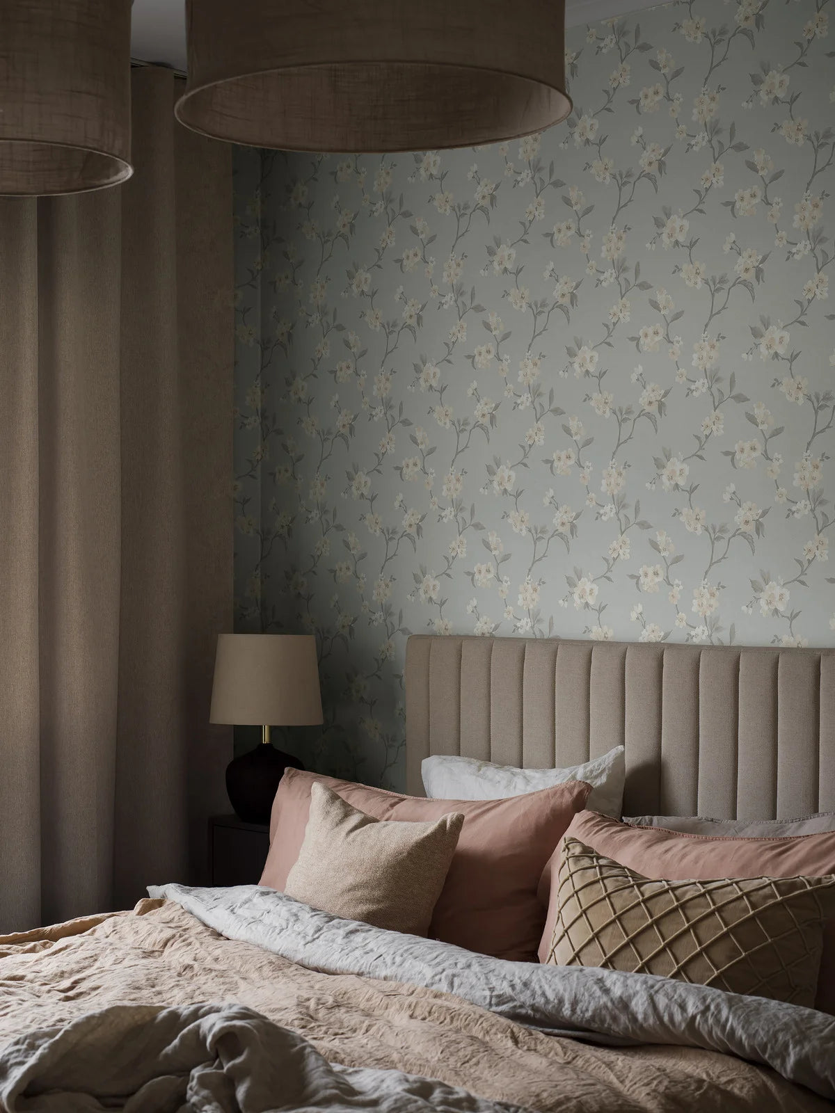 Non-woven paper wallpaper with a floral pattern MARIE blue with cream