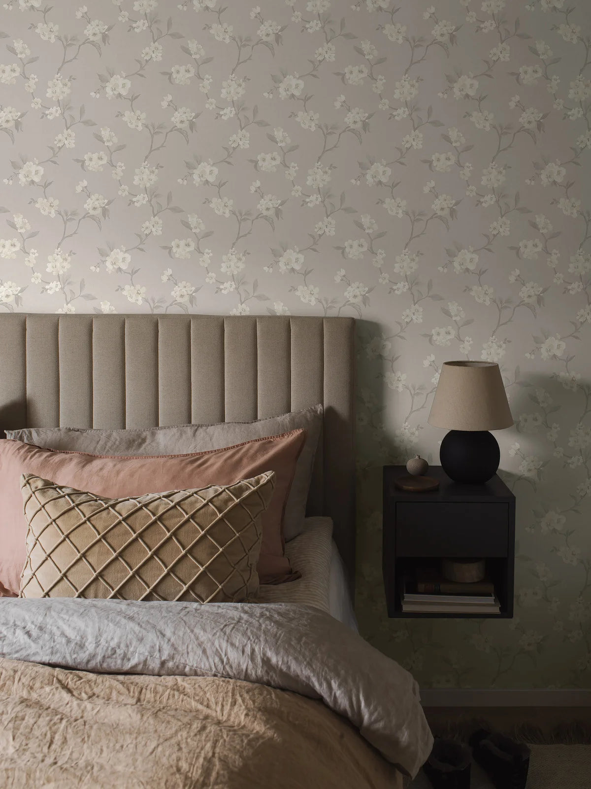 Non-woven paper wallpaper with a floral pattern MARIE gray with cream