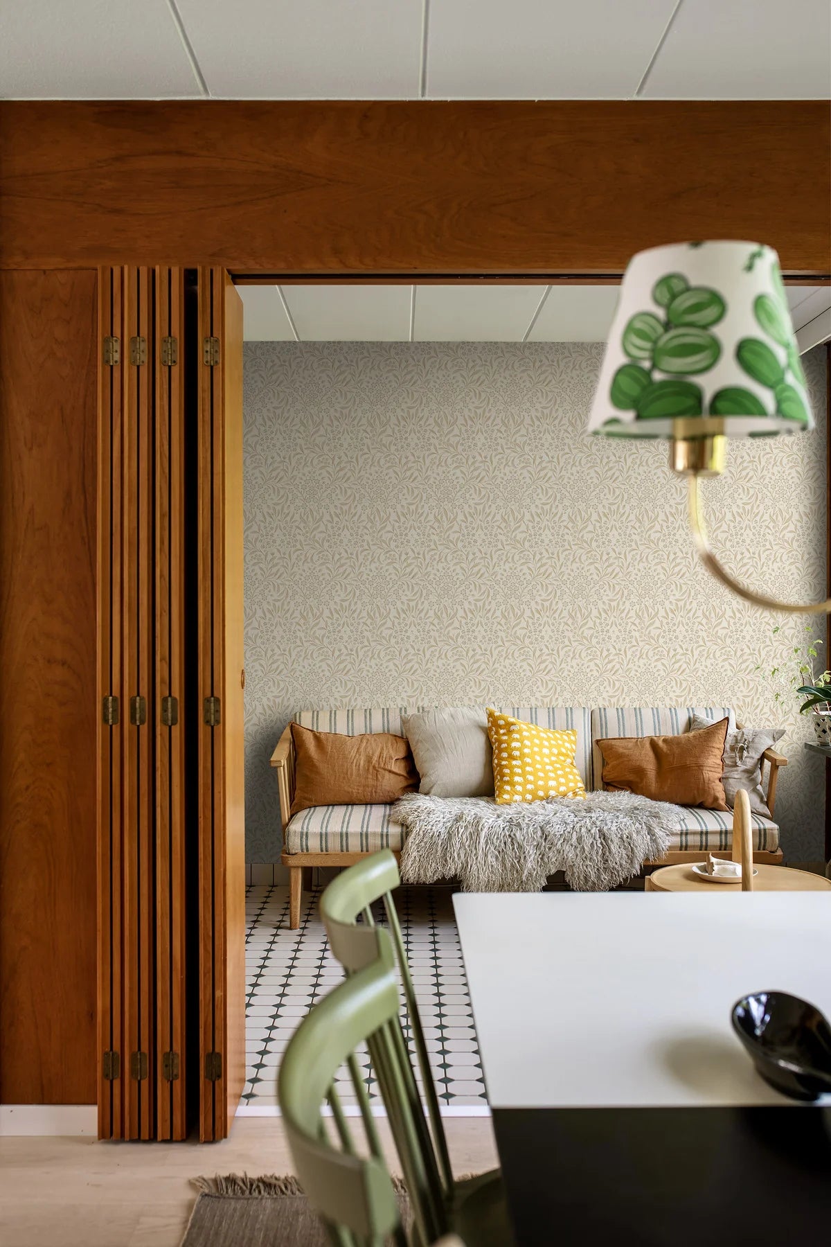 Non-woven paper wallpaper with a plant pattern KRYDDHYLLAN beige with cream