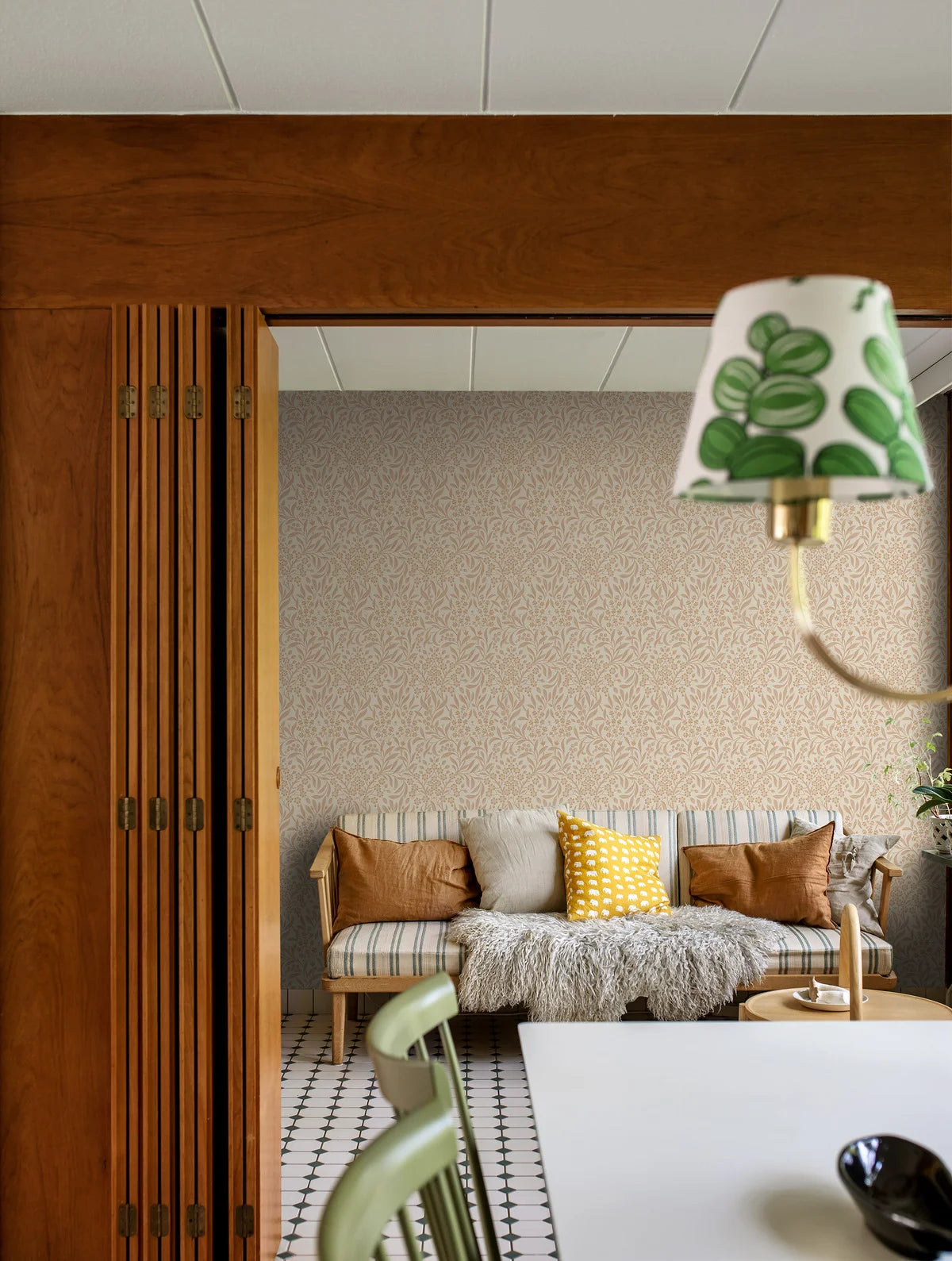 Vlies-Tapete mit pflanzlichem Muster KRYDDHYLLAN beige mit Rosa