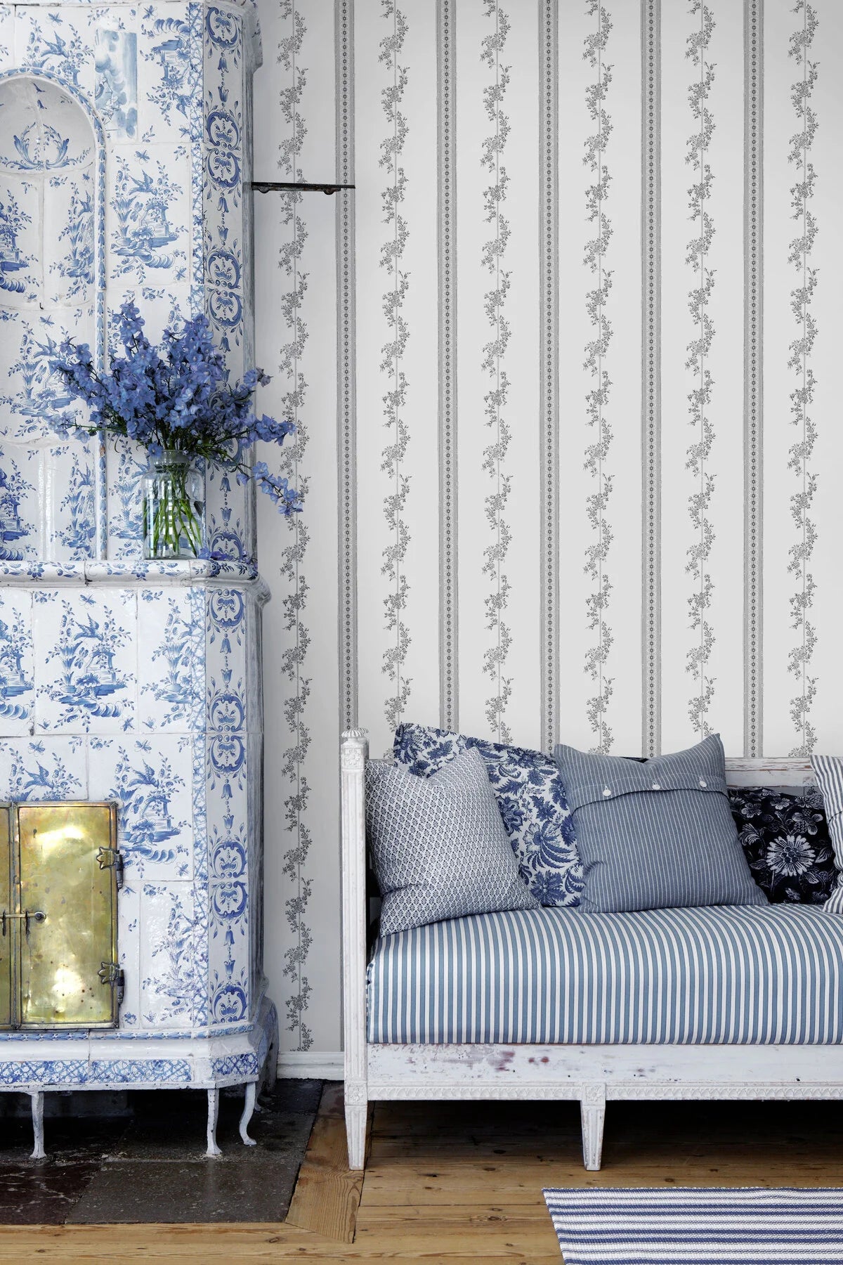 Non-woven paper wallpaper with a botanical pattern DROTTNINGHOLM gray with white
