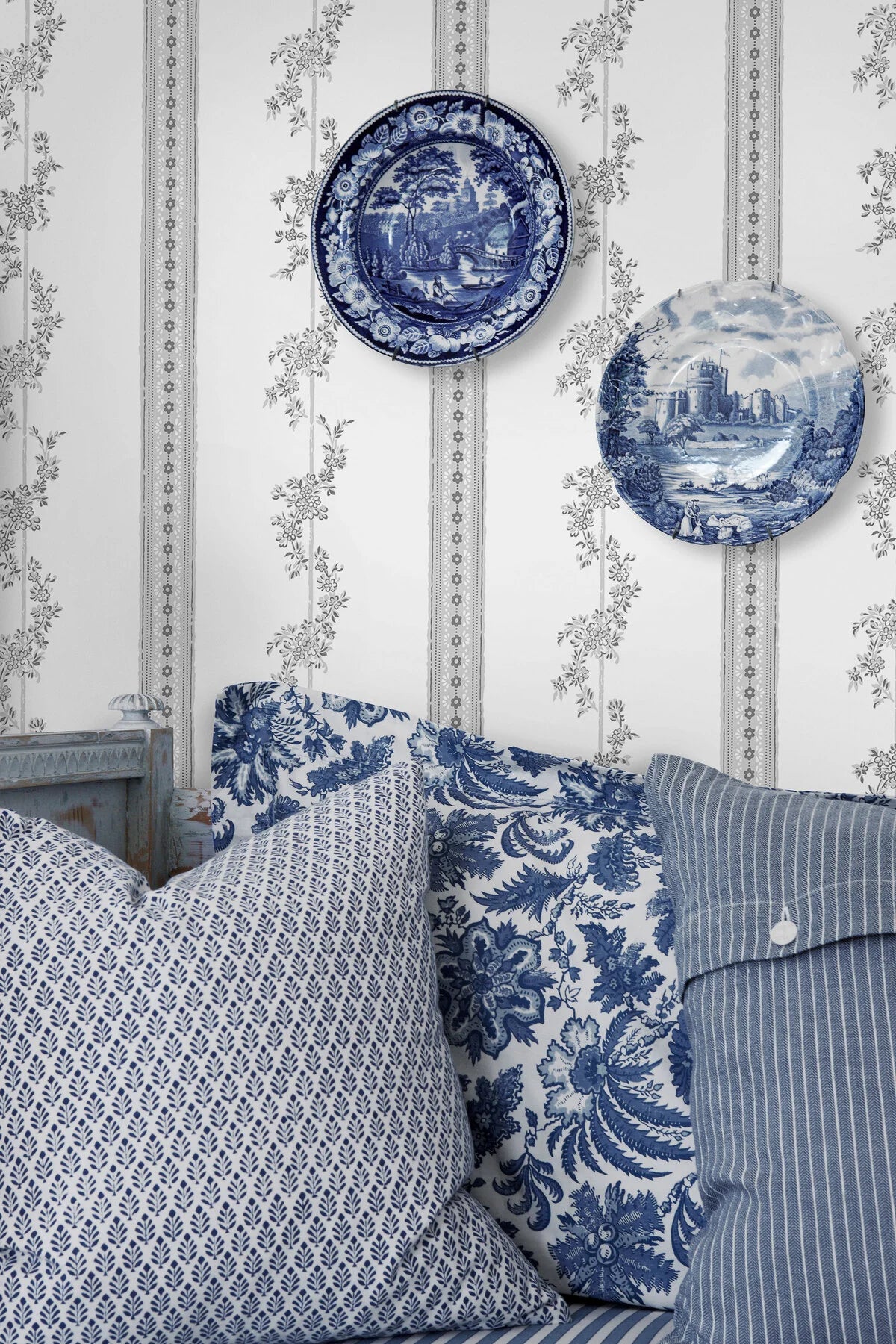 Non-woven paper wallpaper with a botanical pattern DROTTNINGHOLM gray with white