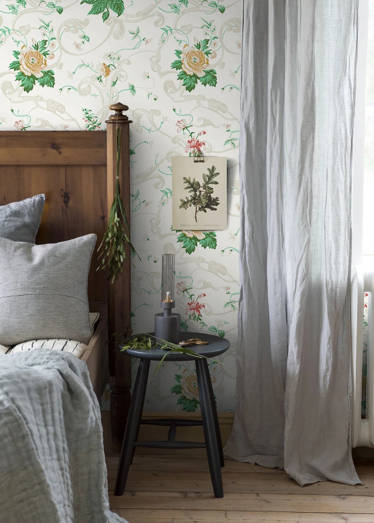 Vlies-Tapete mit pflanzlichem Muster KRUSENBERG warmweiß mit grünem Akzent