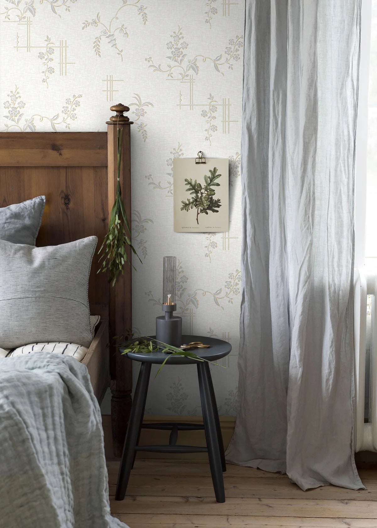 Vlies-Tapete mit pflanzlichem Muster ULRICEHAMN gebrochenes Weiß mit Silber