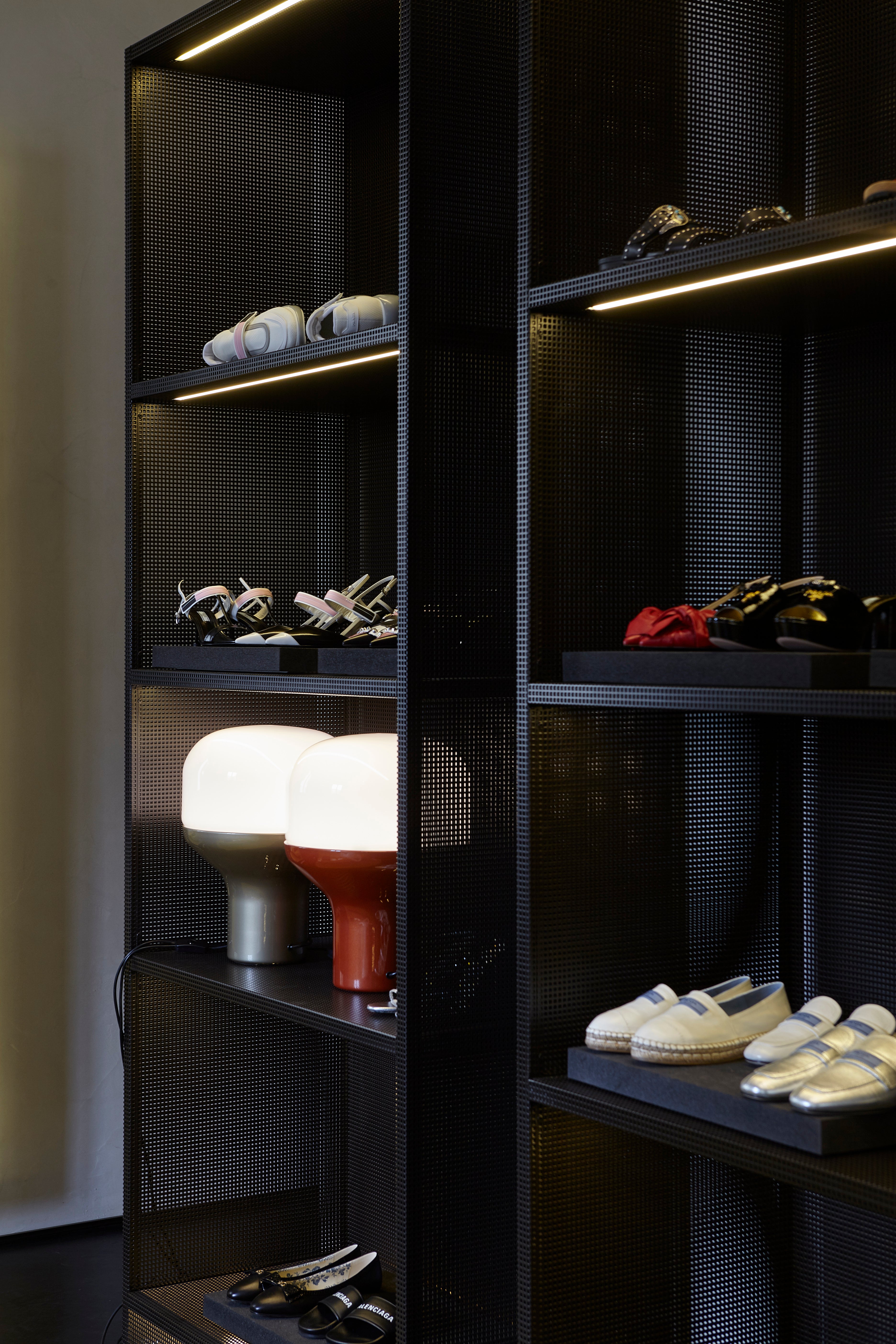 DELUX table lamp with opal glass and a black base