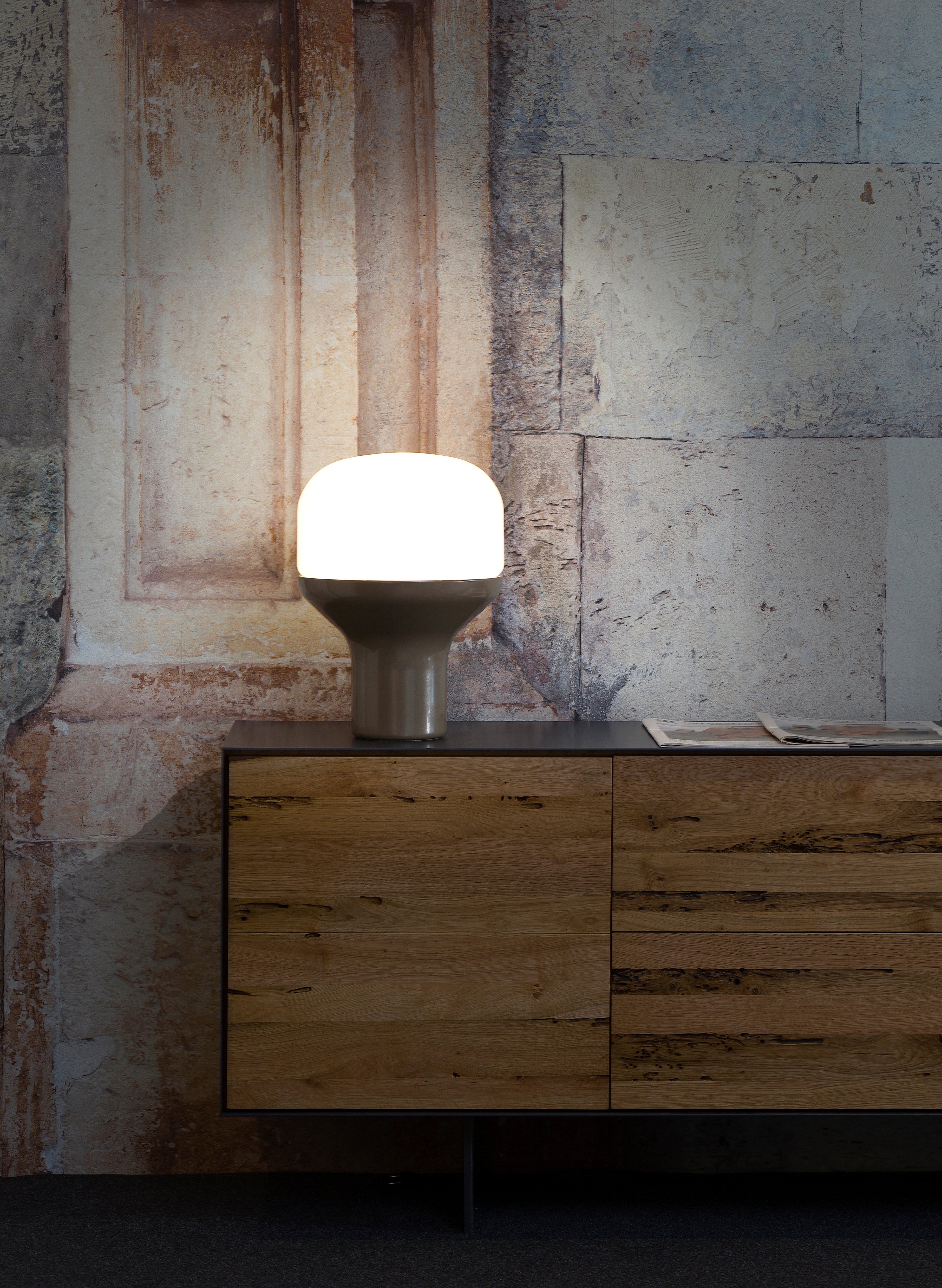 DELUX table lamp with opal glass and a black base