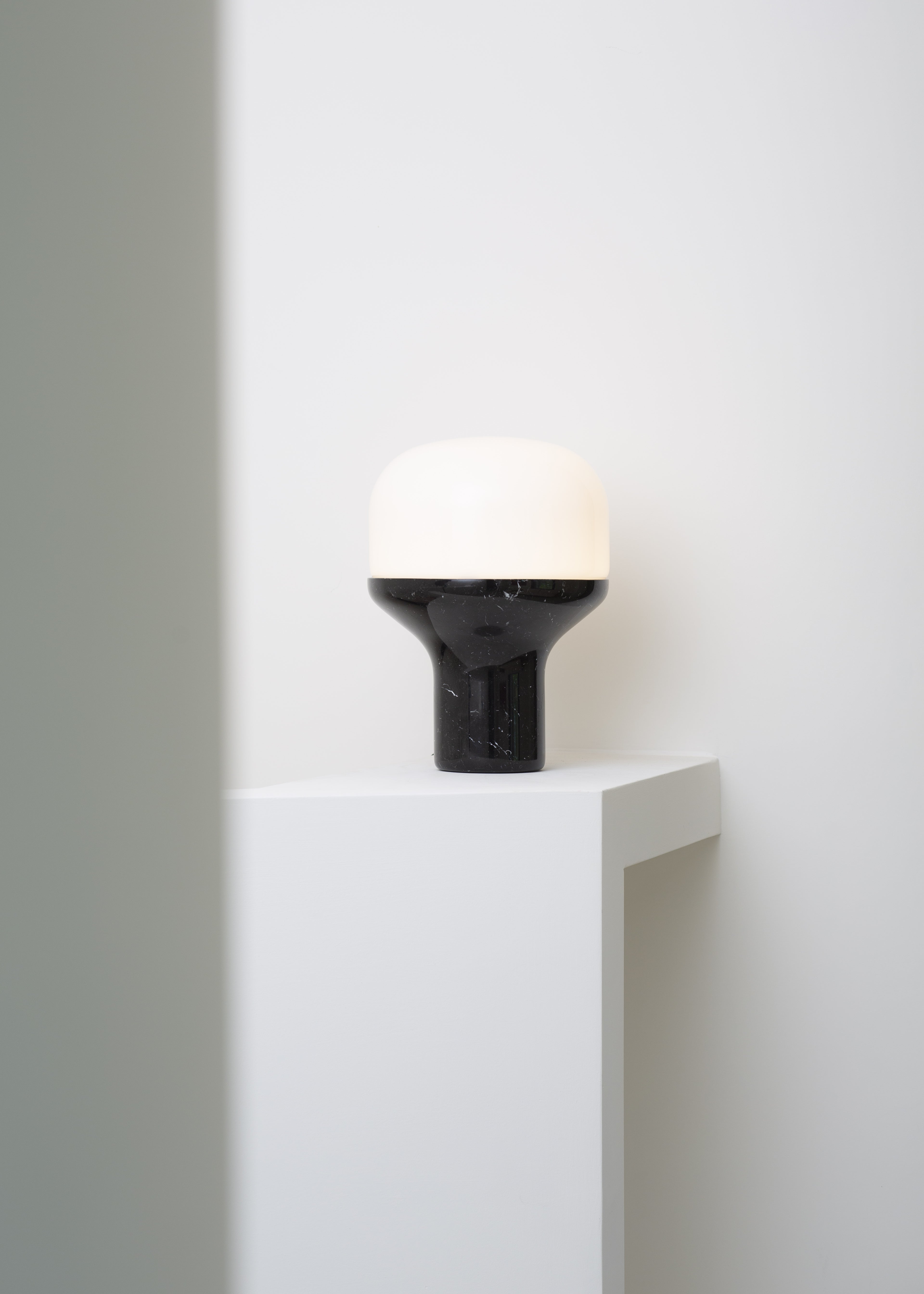 DELUX table lamp with opal glass and a black base