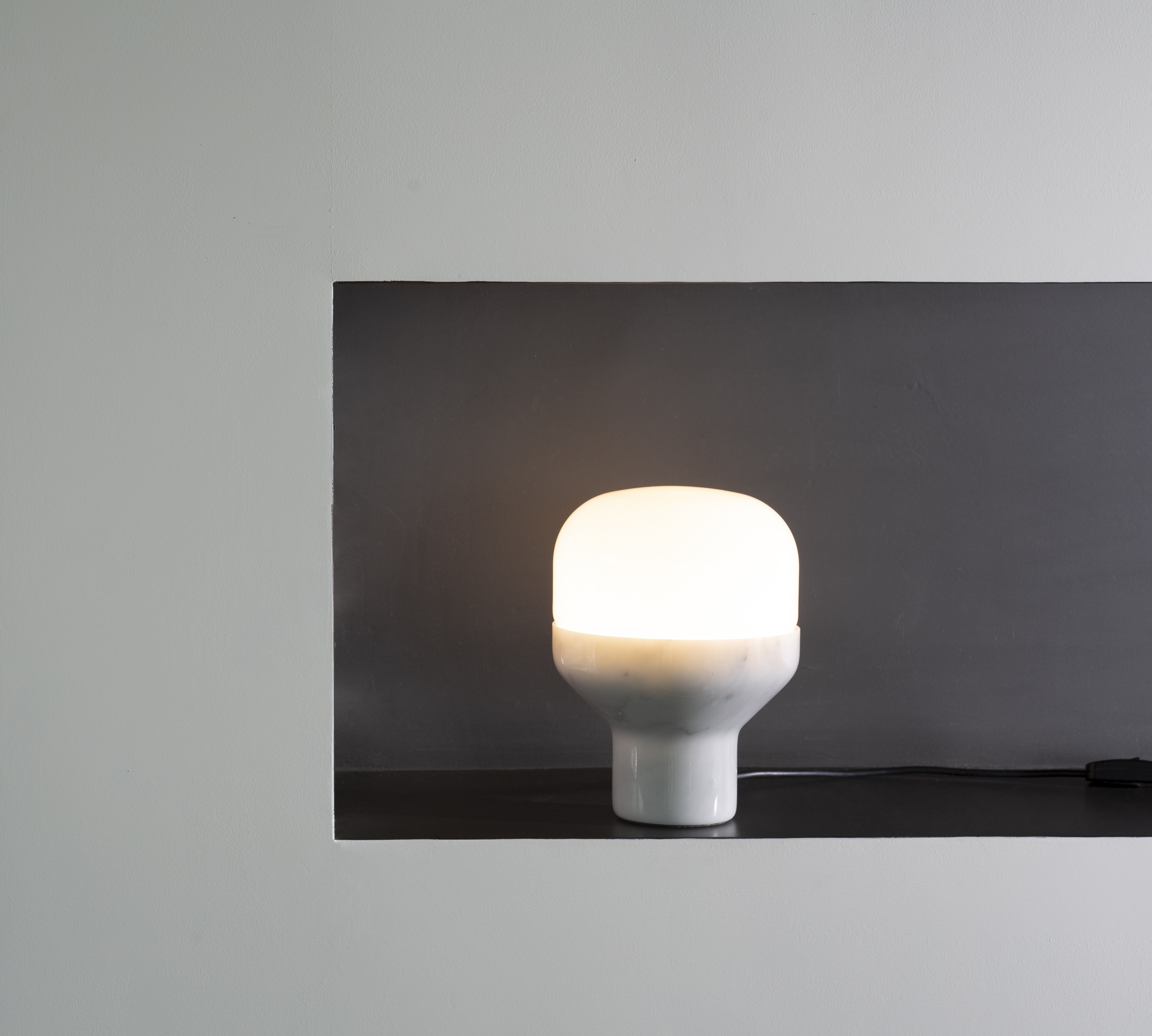 DELUX table lamp with opal glass and a black base