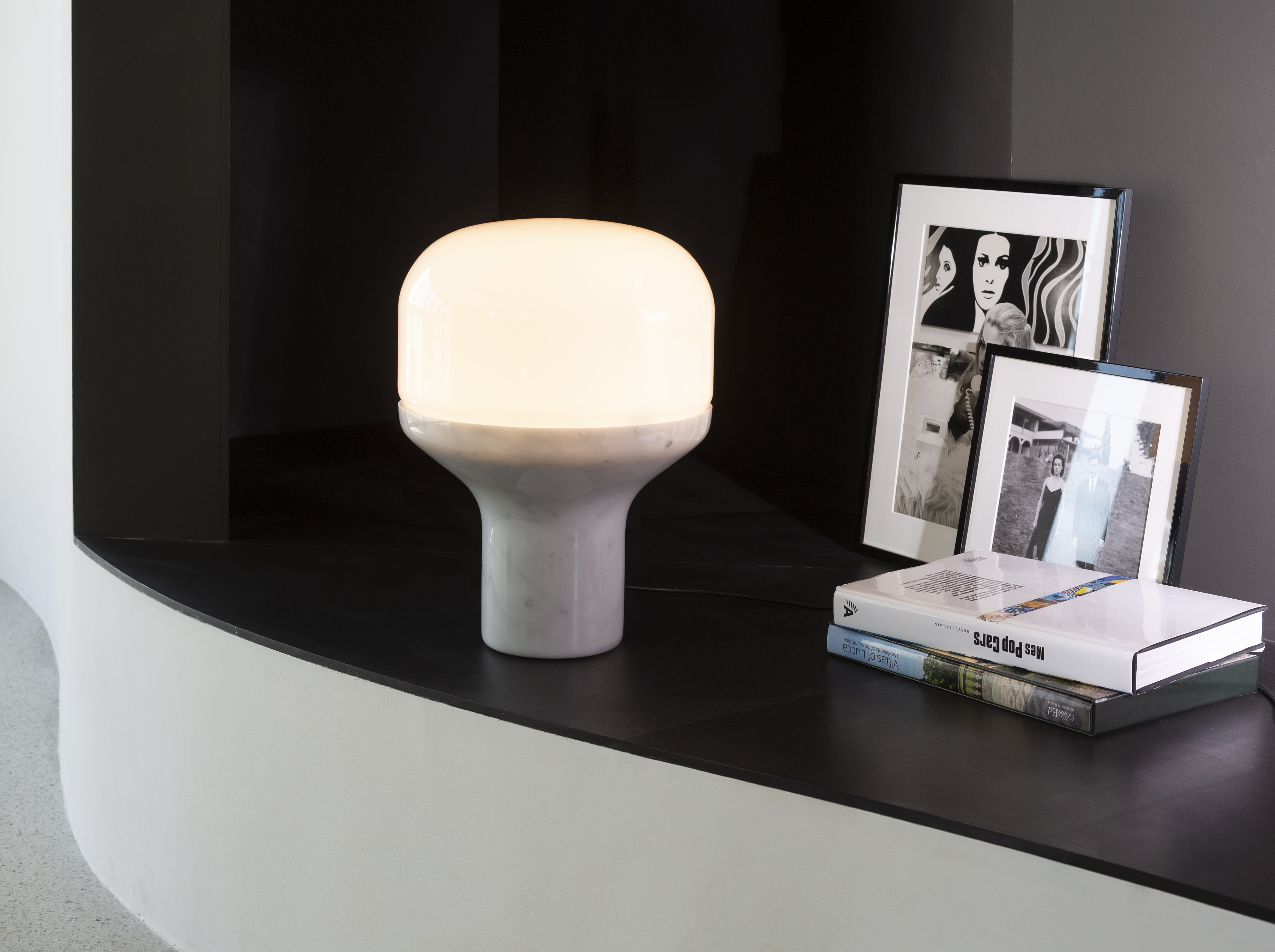 DELUX table lamp with opal glass and a black base