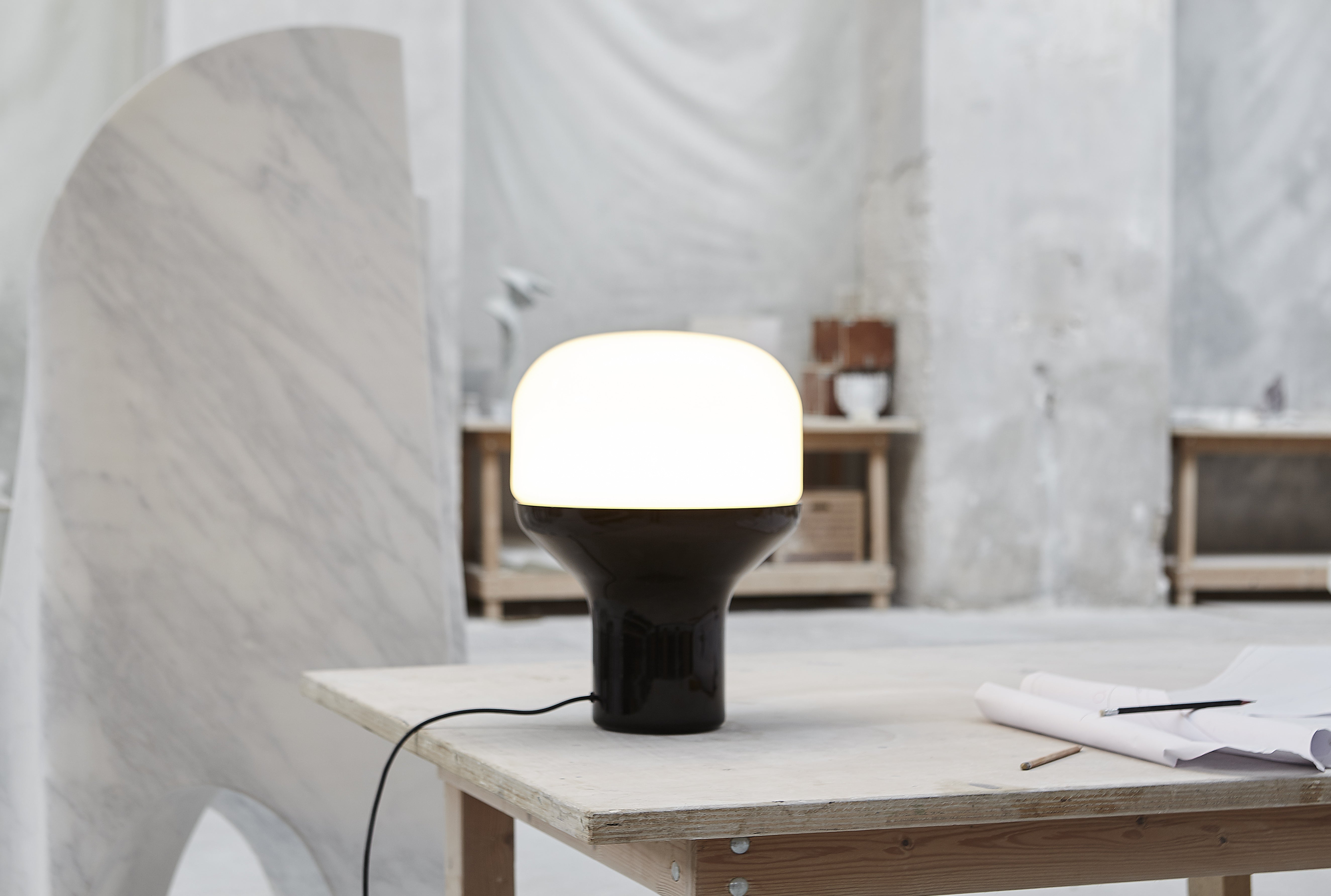 DELUX table lamp with opal glass and a black base