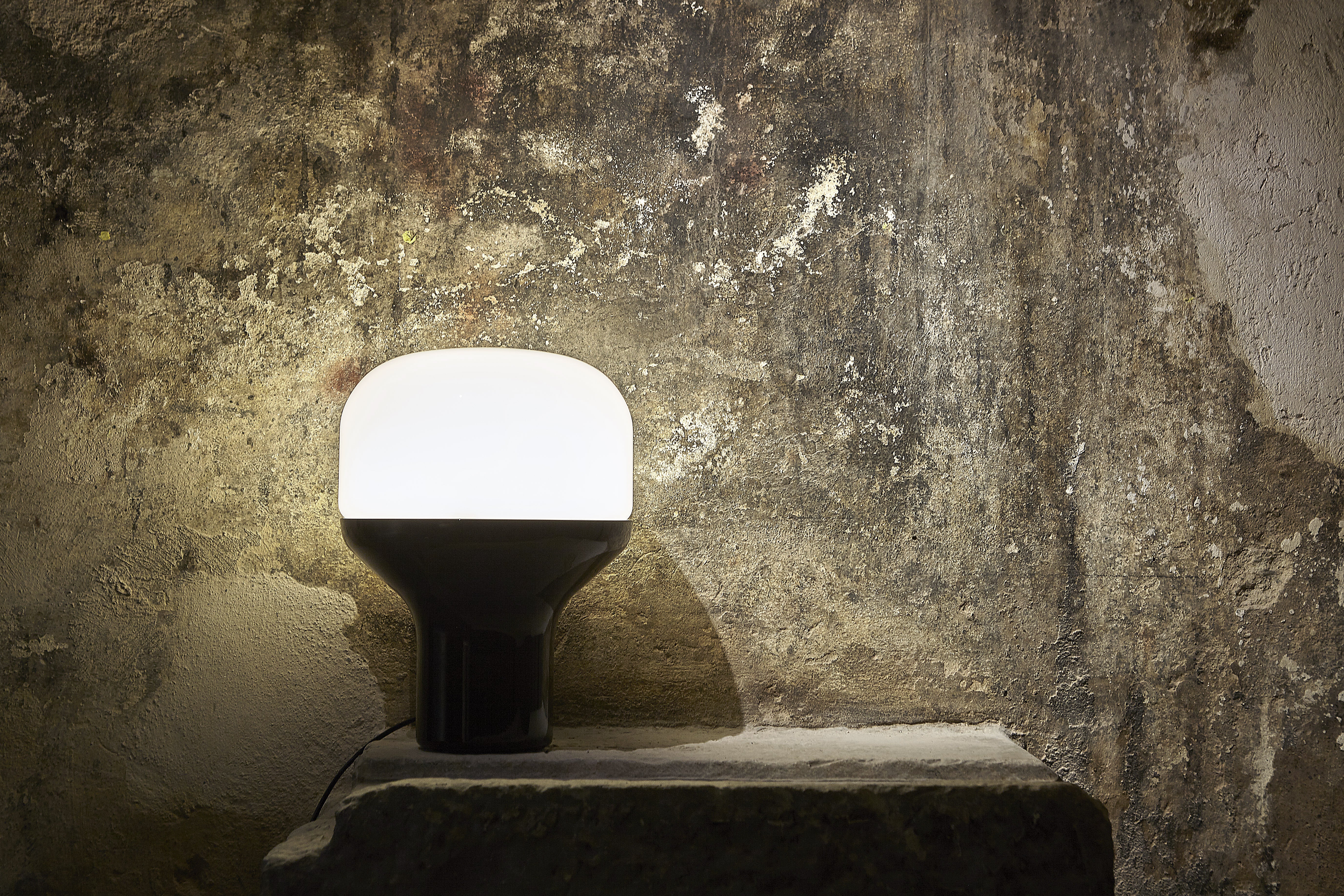 DELUX table lamp with opal glass and a black base