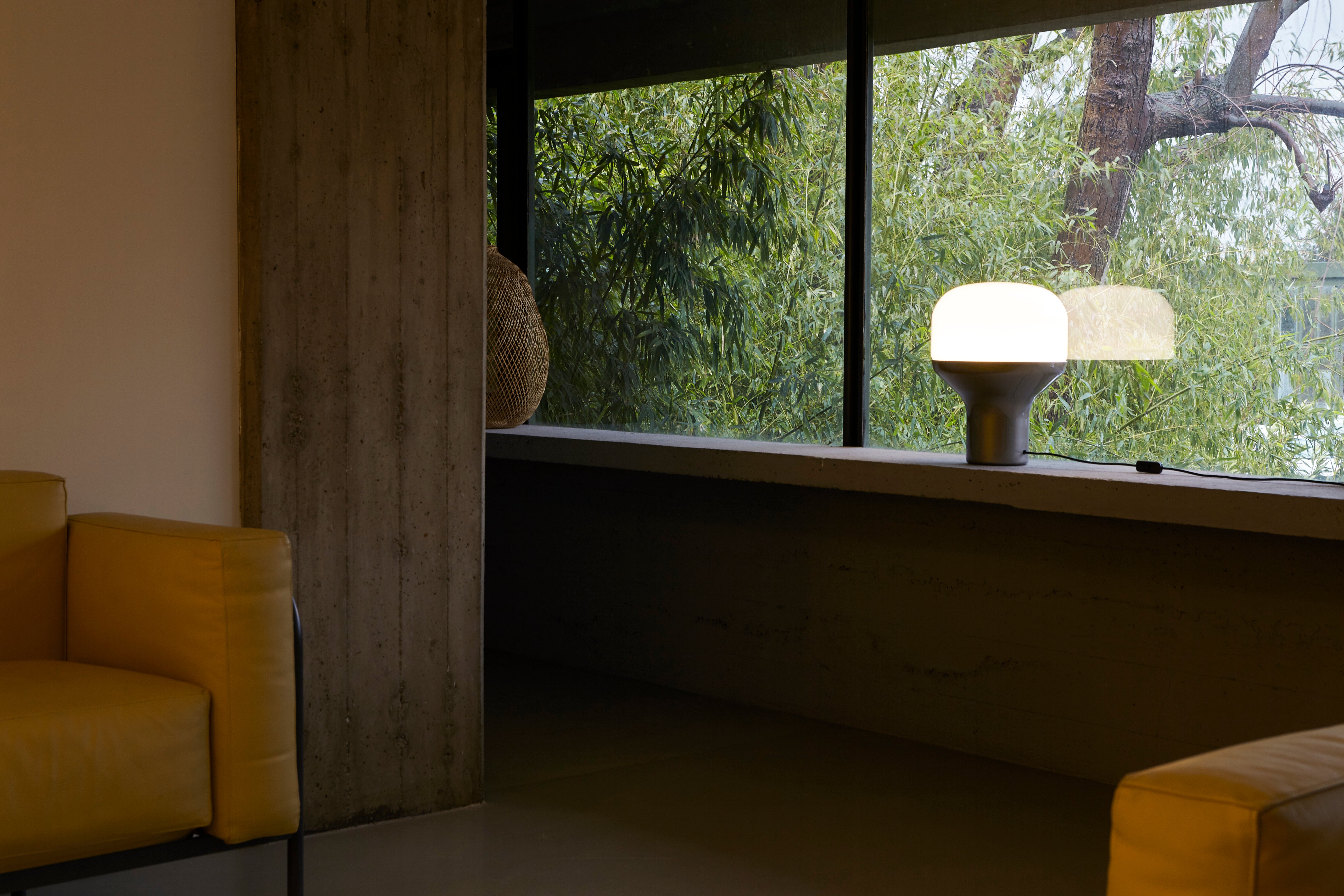 DELUX table lamp with opal glass and a black base