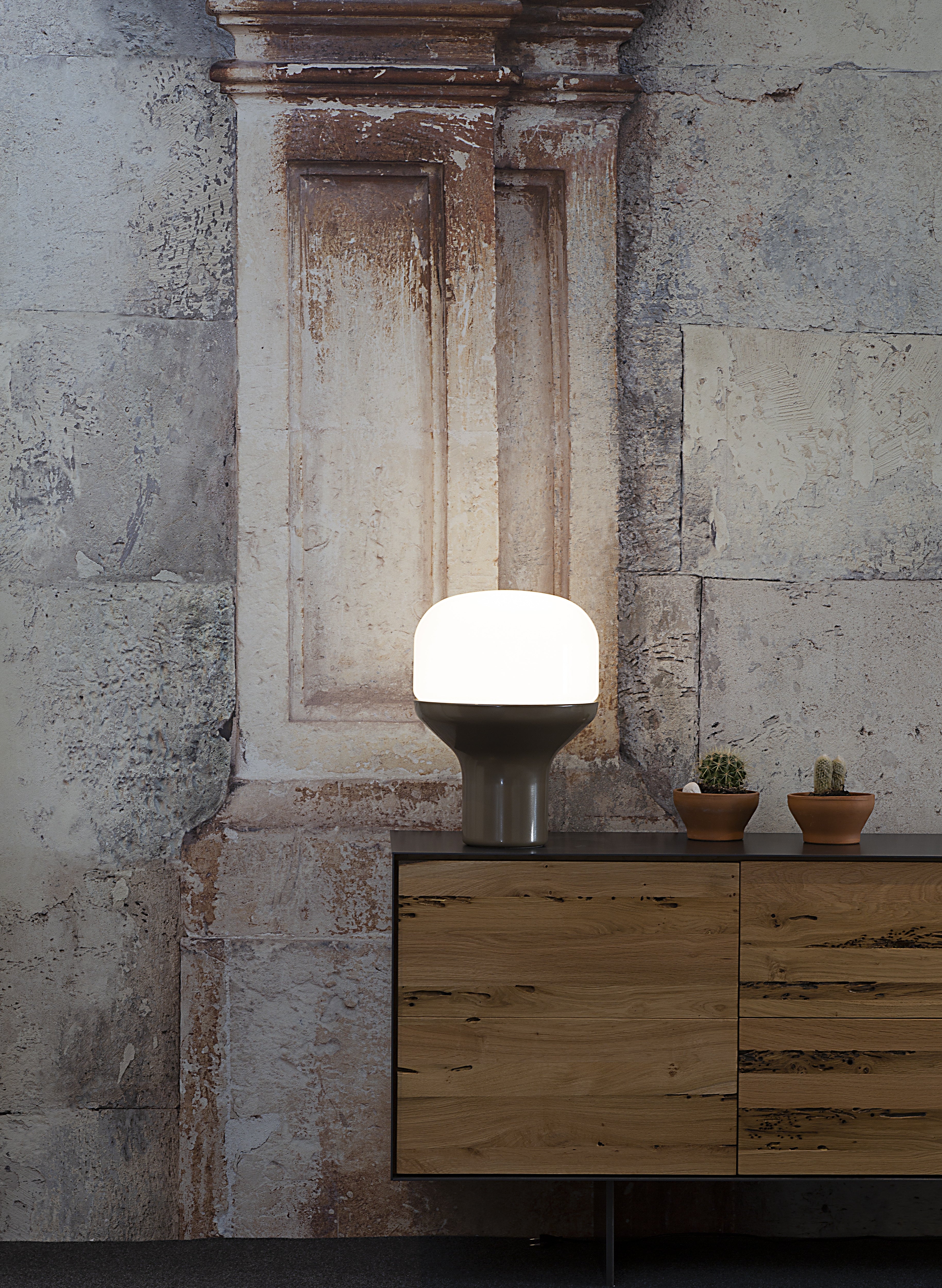 DELUX table lamp with opal glass and a black base