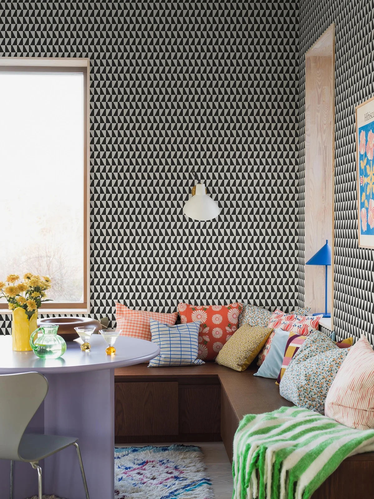 Non-woven paper wallpaper with geometric TRAPEZ pattern in black and white