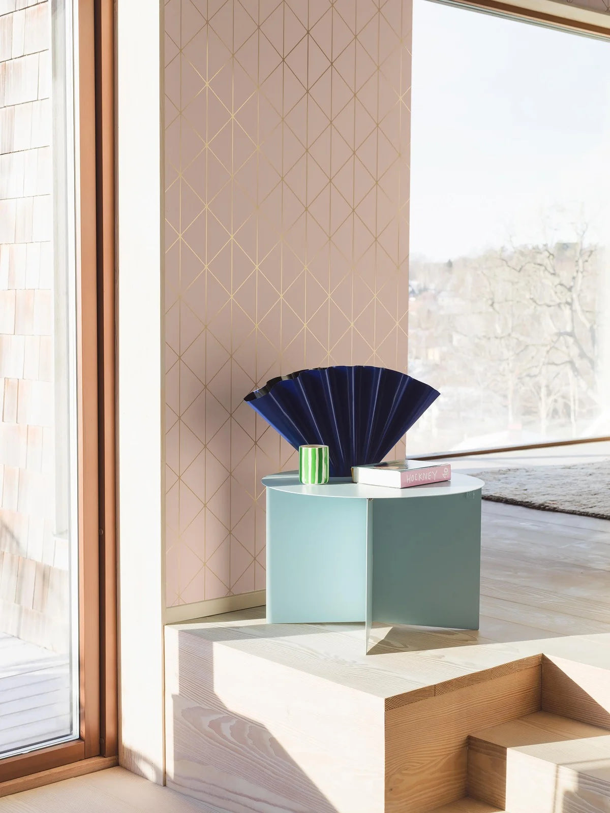 Non-woven paper wallpaper with a geometric DIAMONDS pattern in pink