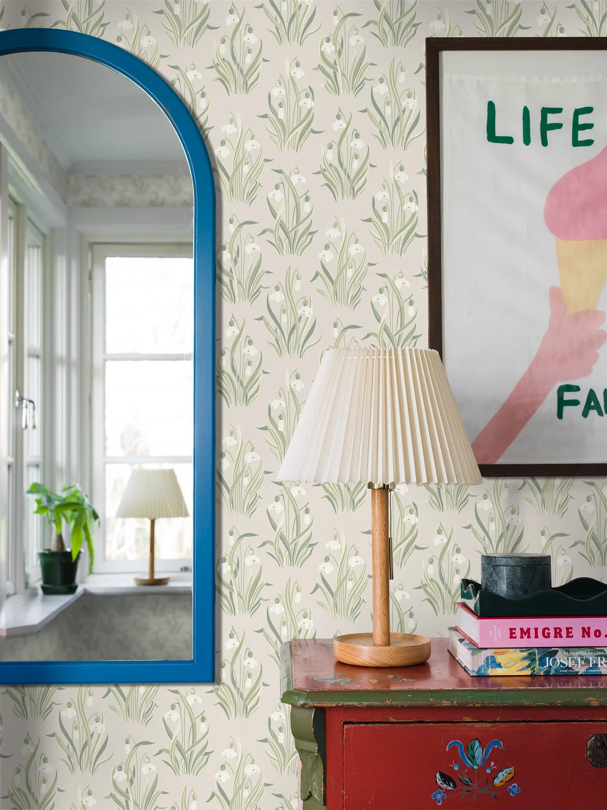 Beige floral pattern wallpaper SNODROPPE with green