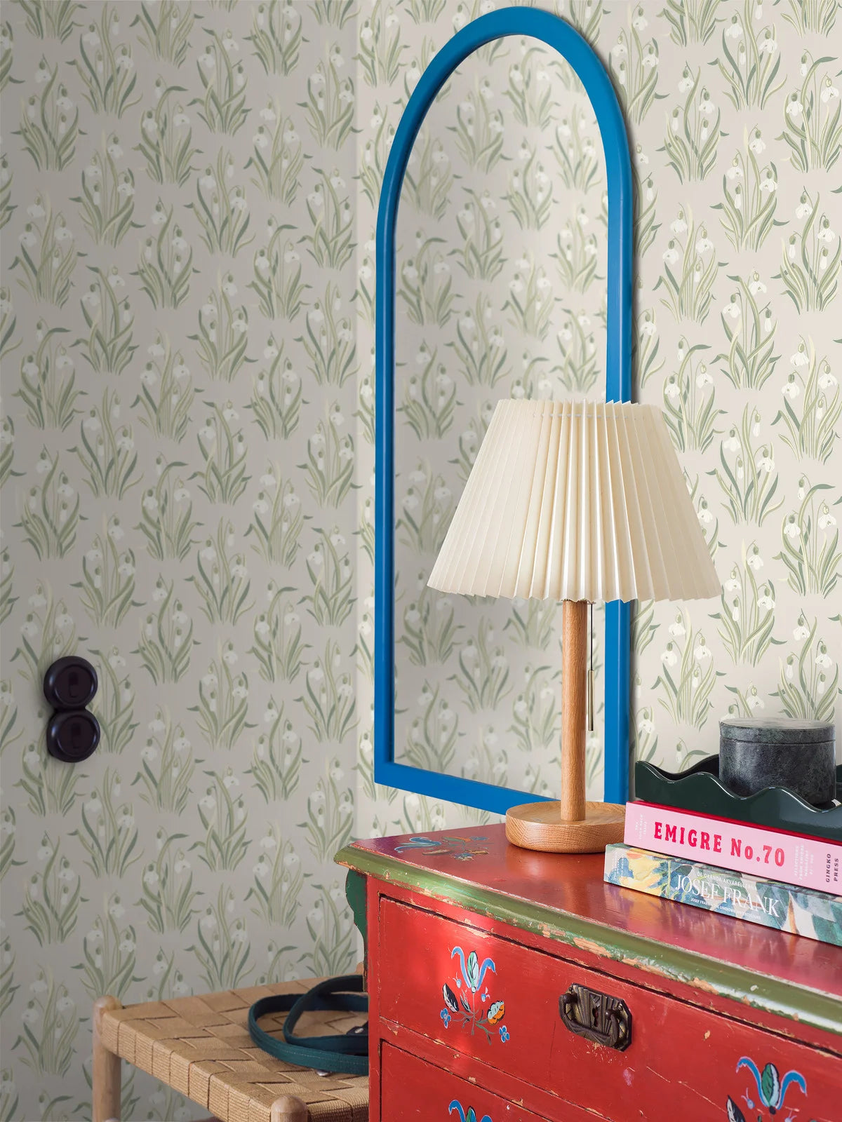 Beige floral pattern wallpaper SNODROPPE with green