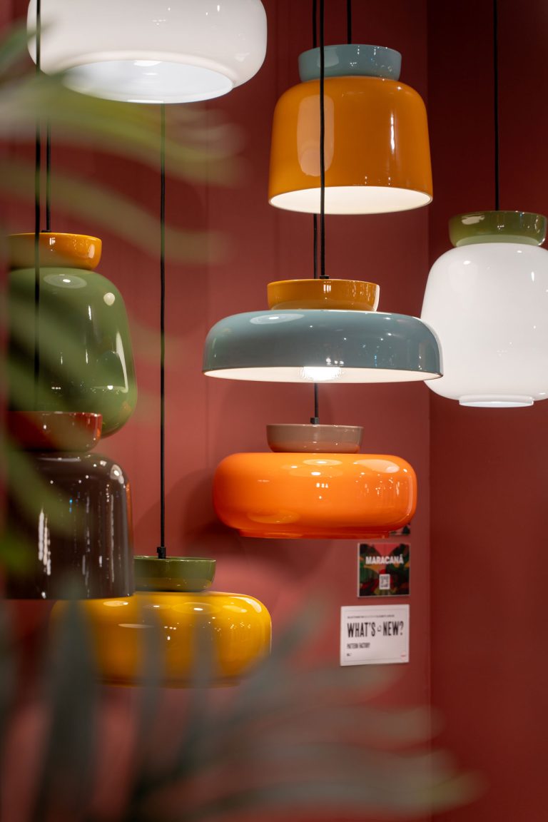 MARACANÀ milk-colored ceramic pendant lamp with blue accents