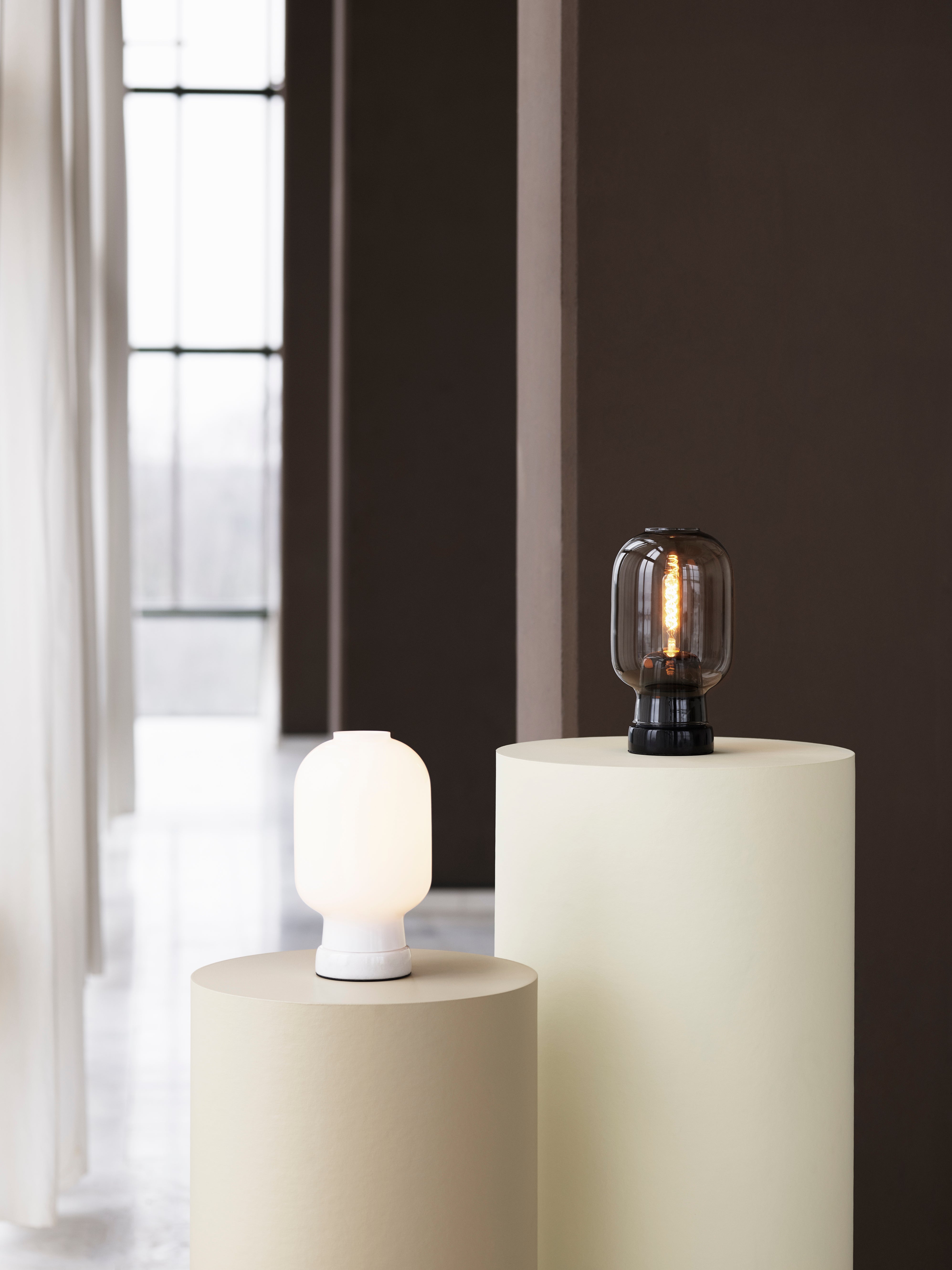 AMP Tischleuchte Rauchglas mit schwarzem Marmor