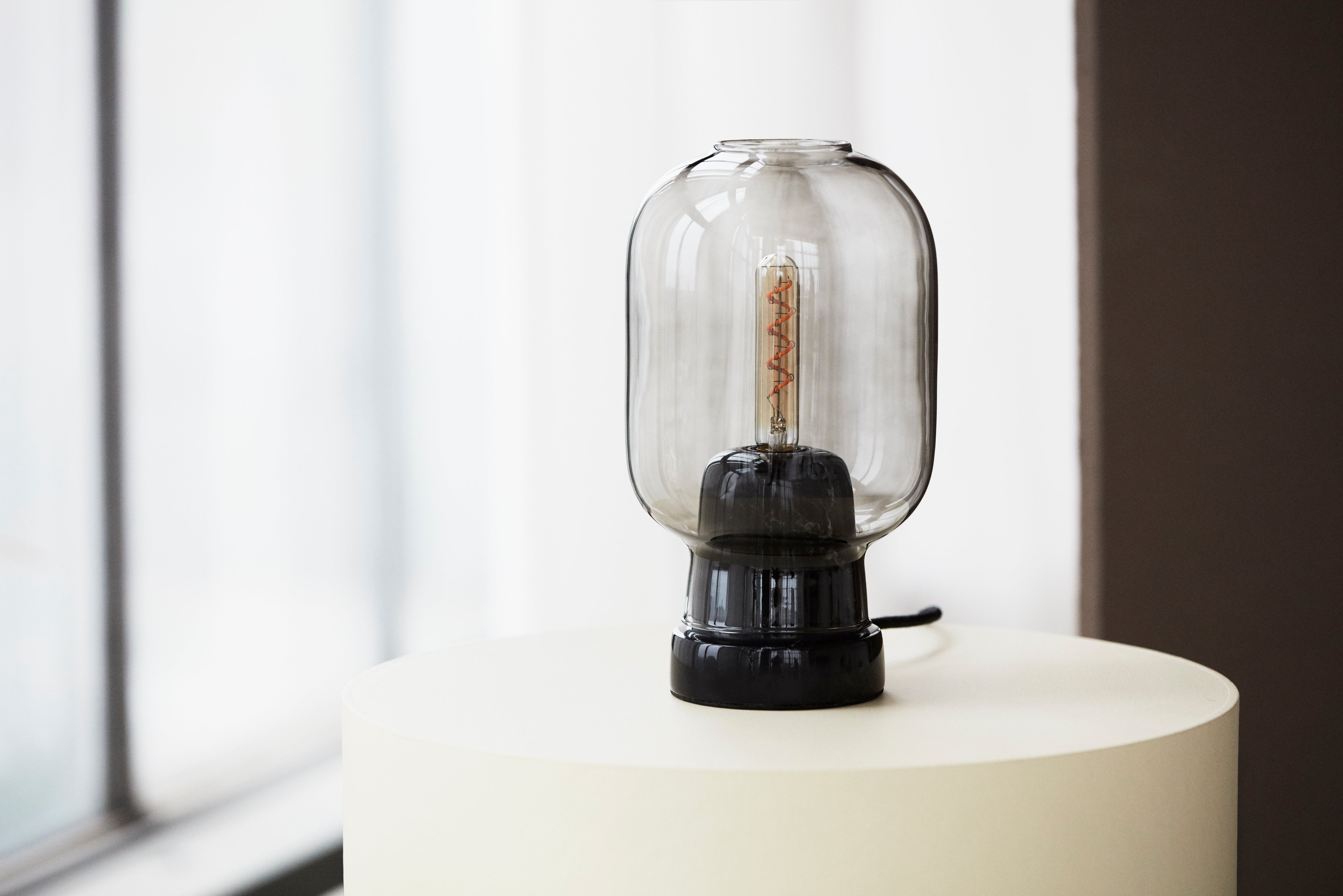 AMP Tischleuchte Rauchglas mit schwarzem Marmor