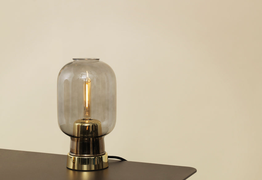 Verstärker -Tischlampe geräuchertes Glas mit einer goldenen Basis