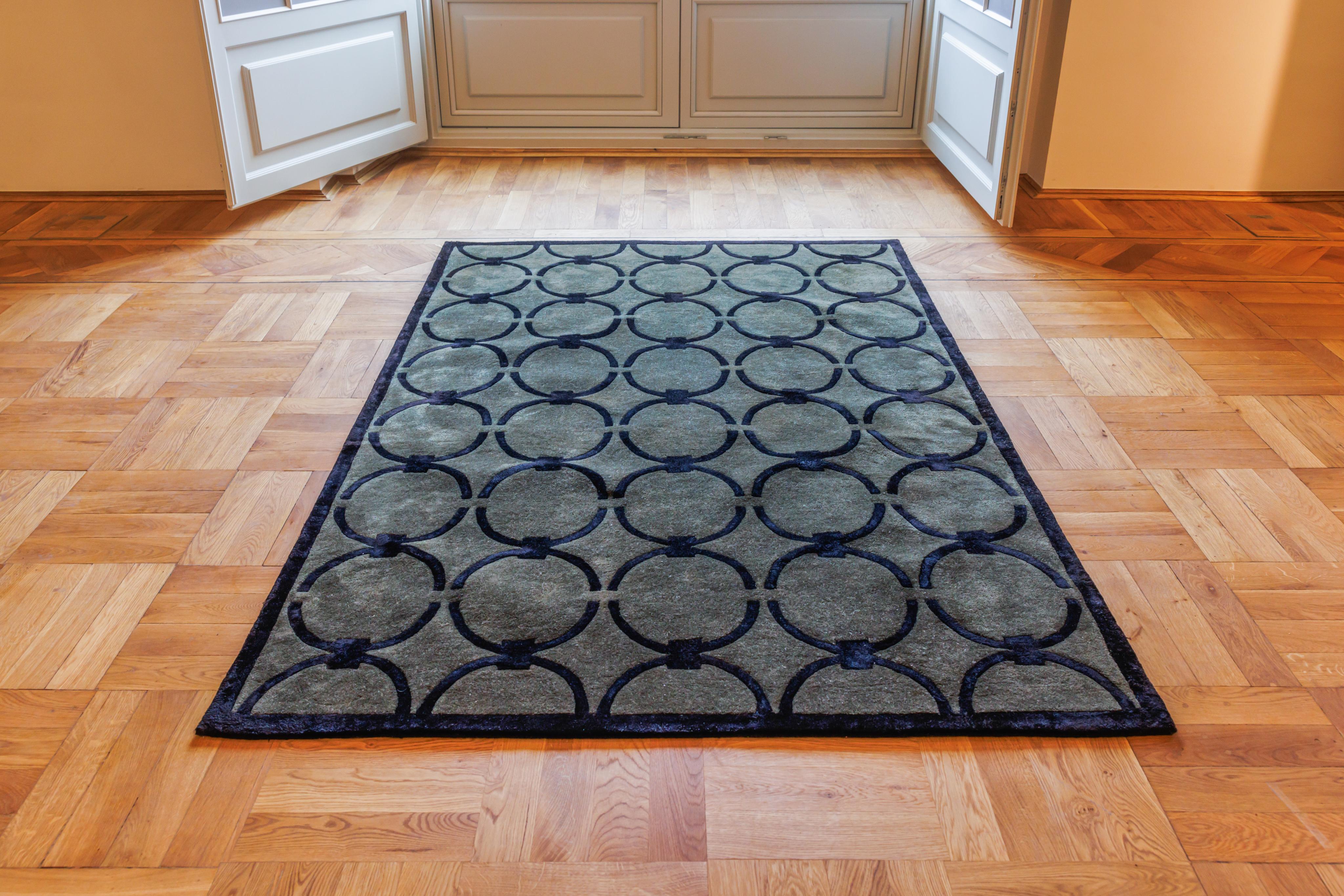Teppich GLAM dunkelgrün mit schwarzem geometrischem Muster [Amelia]