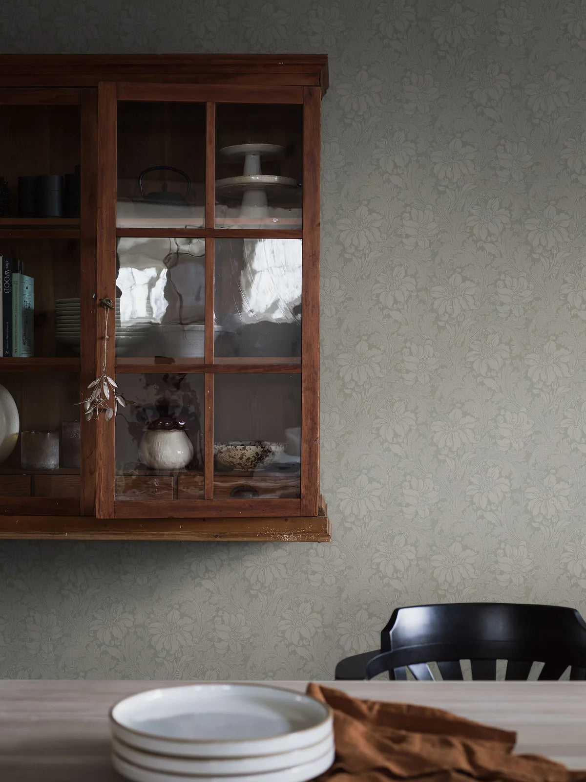 Non-woven paper wallpaper with a plant pattern ACANTHUS light green