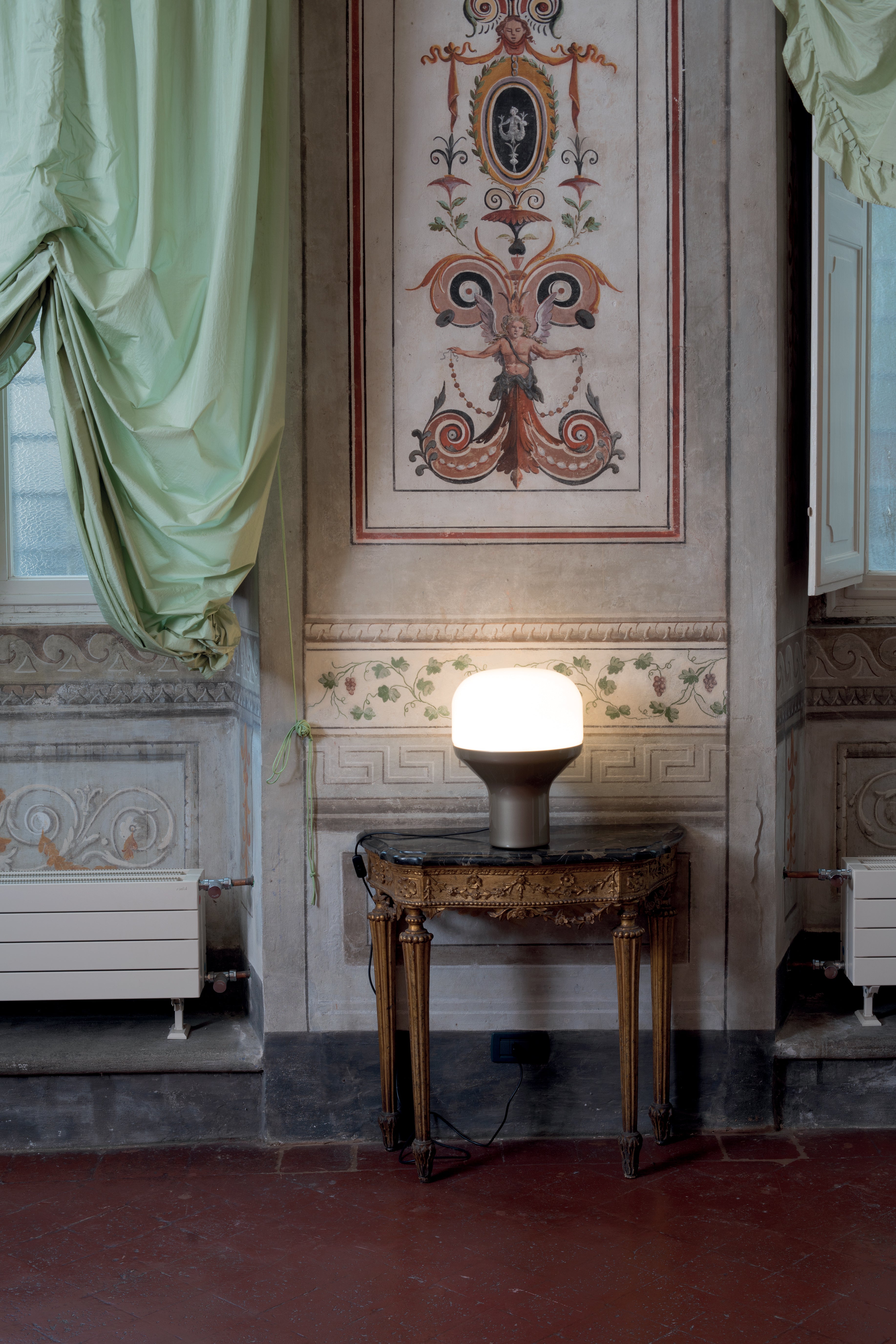 DELUX table lamp with opal glass and a black base